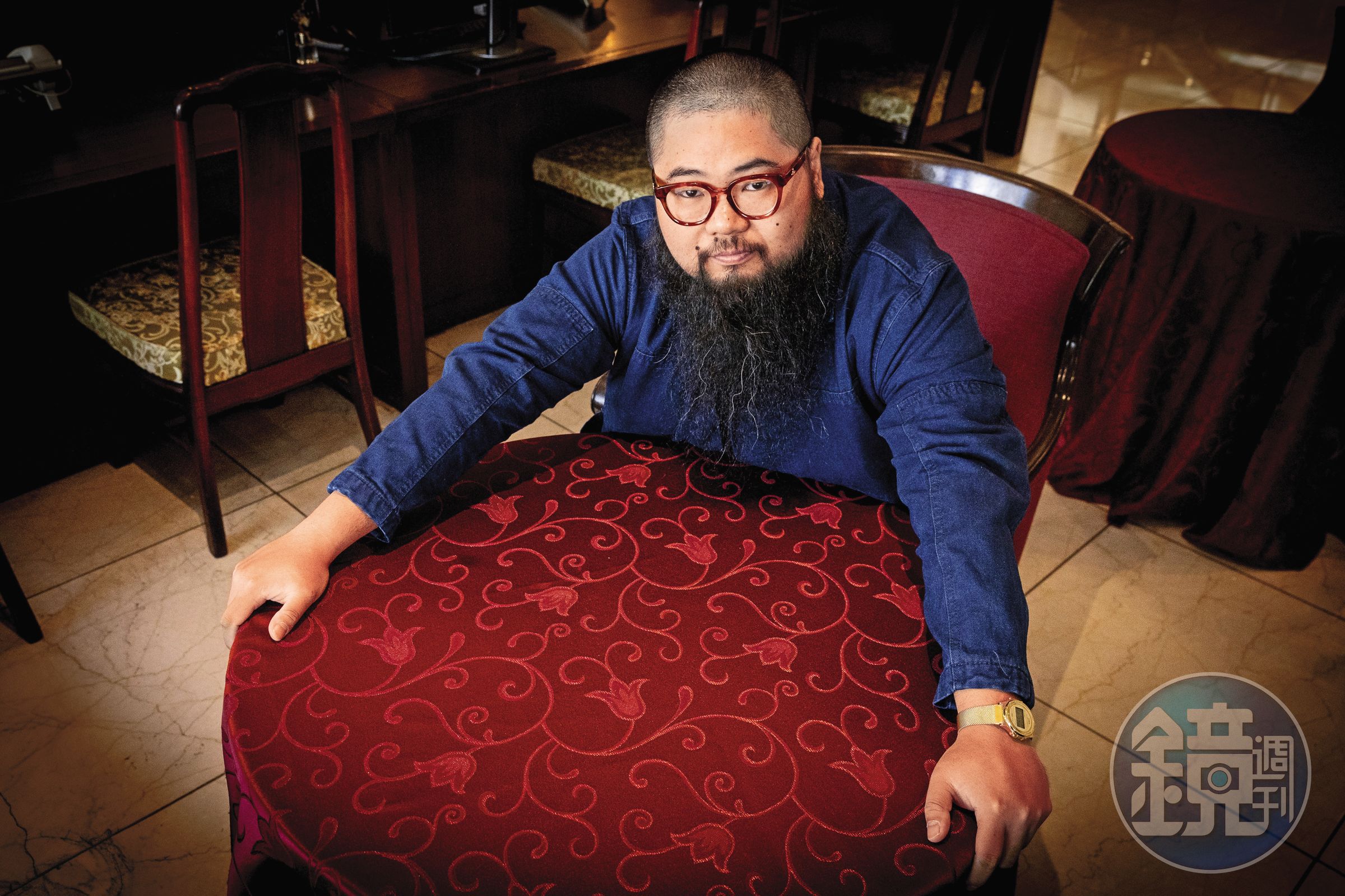 巴丟草的諷刺漫畫作品以辛辣、具視覺衝擊力而廣為人知。但他說，紅色並不歸共產黨所屬，應該對紅色再定義、重新奪回並擁抱顏色的解釋權。
