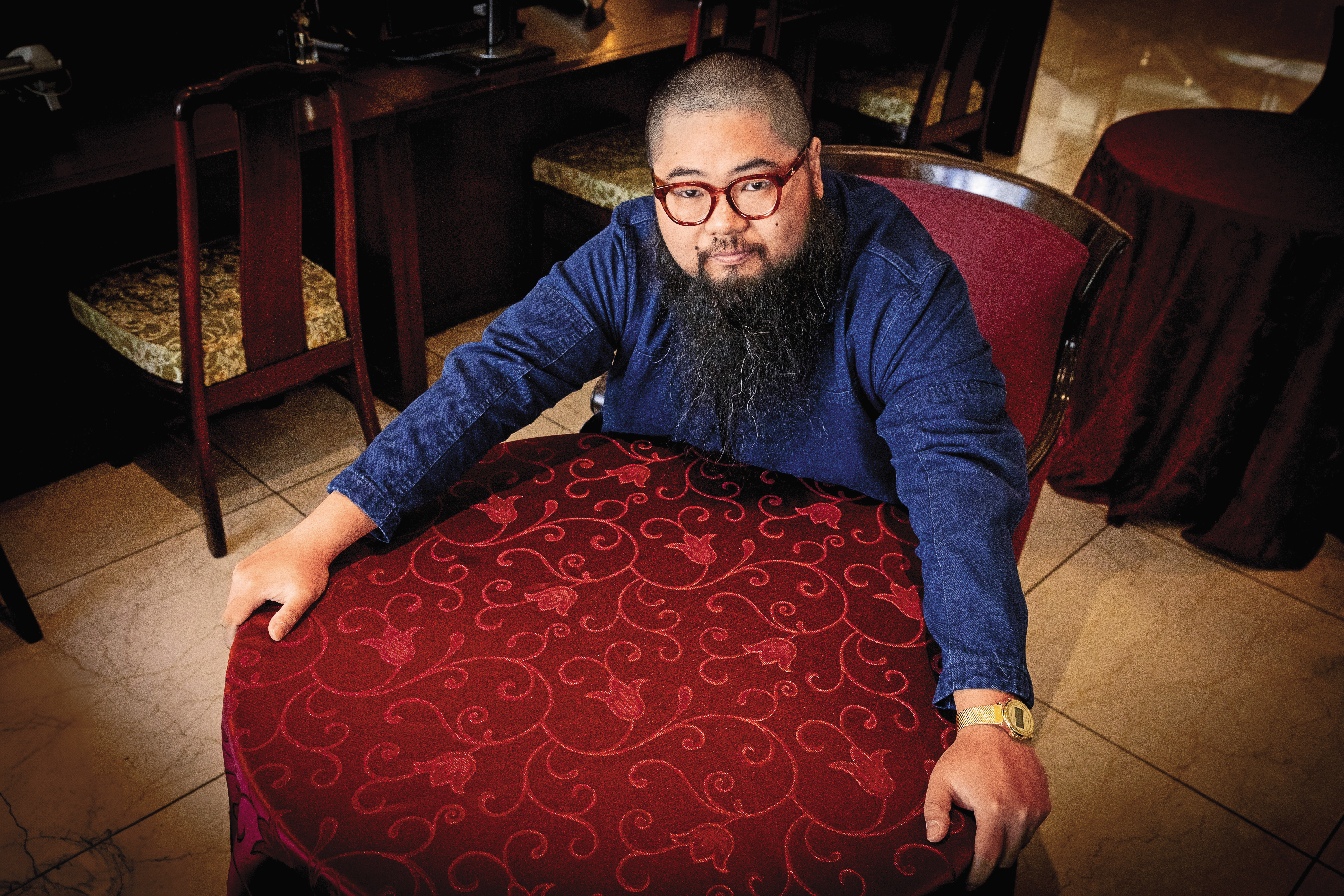 巴丟草的諷刺漫畫作品以辛辣、具視覺衝擊力而廣為人知。但他說，紅色並不歸共產黨所屬，應該對紅色再定義、重新奪回並擁抱顏色的解釋權。