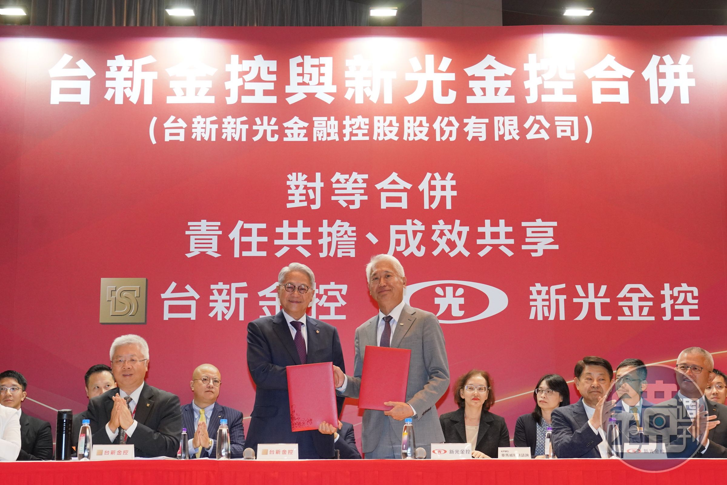 台新金、新光金通過合併,雙方舉行說明會向外說明。