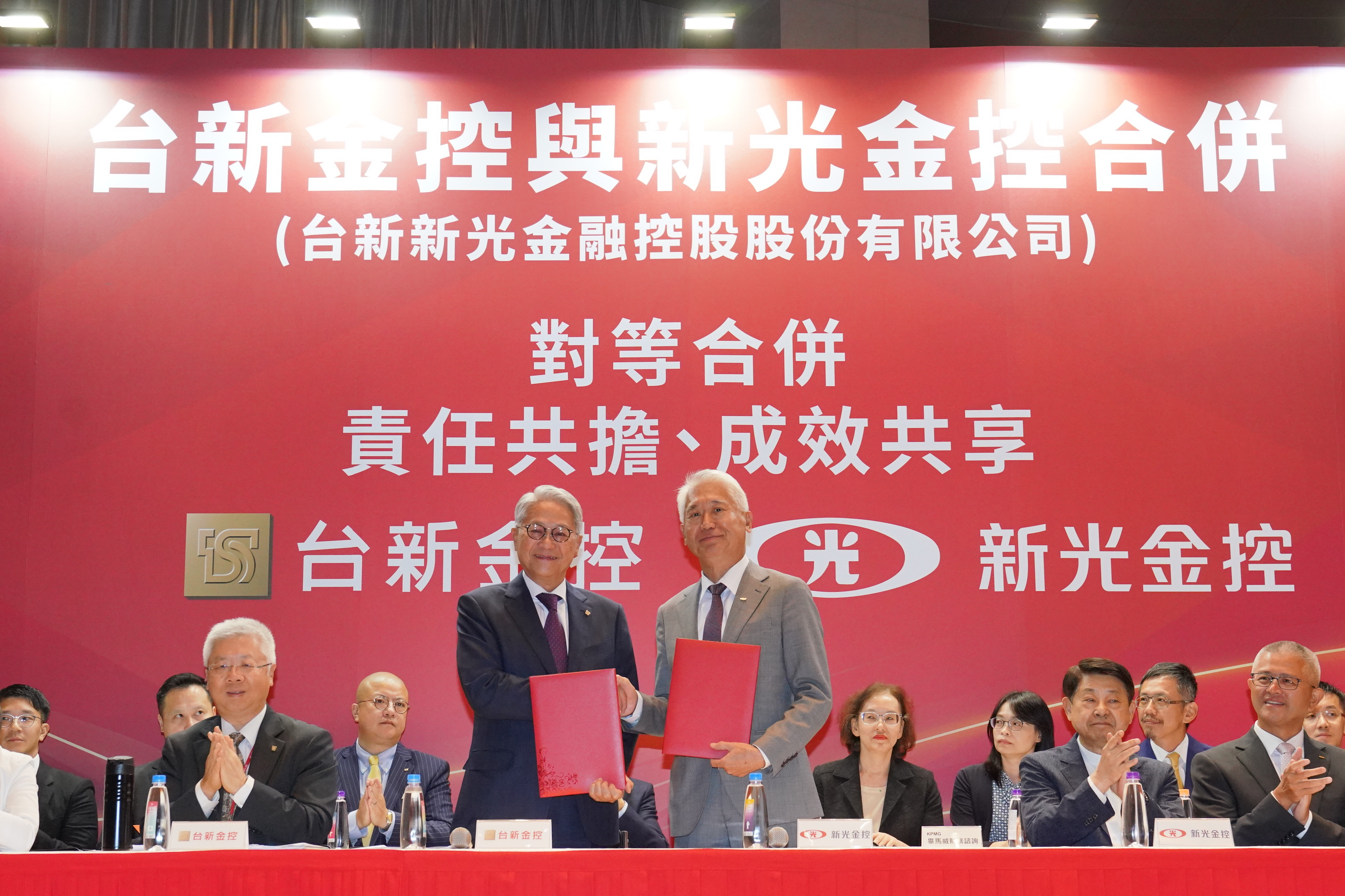 台新金、新光金通過合併，雙方舉行說明會向外說明。