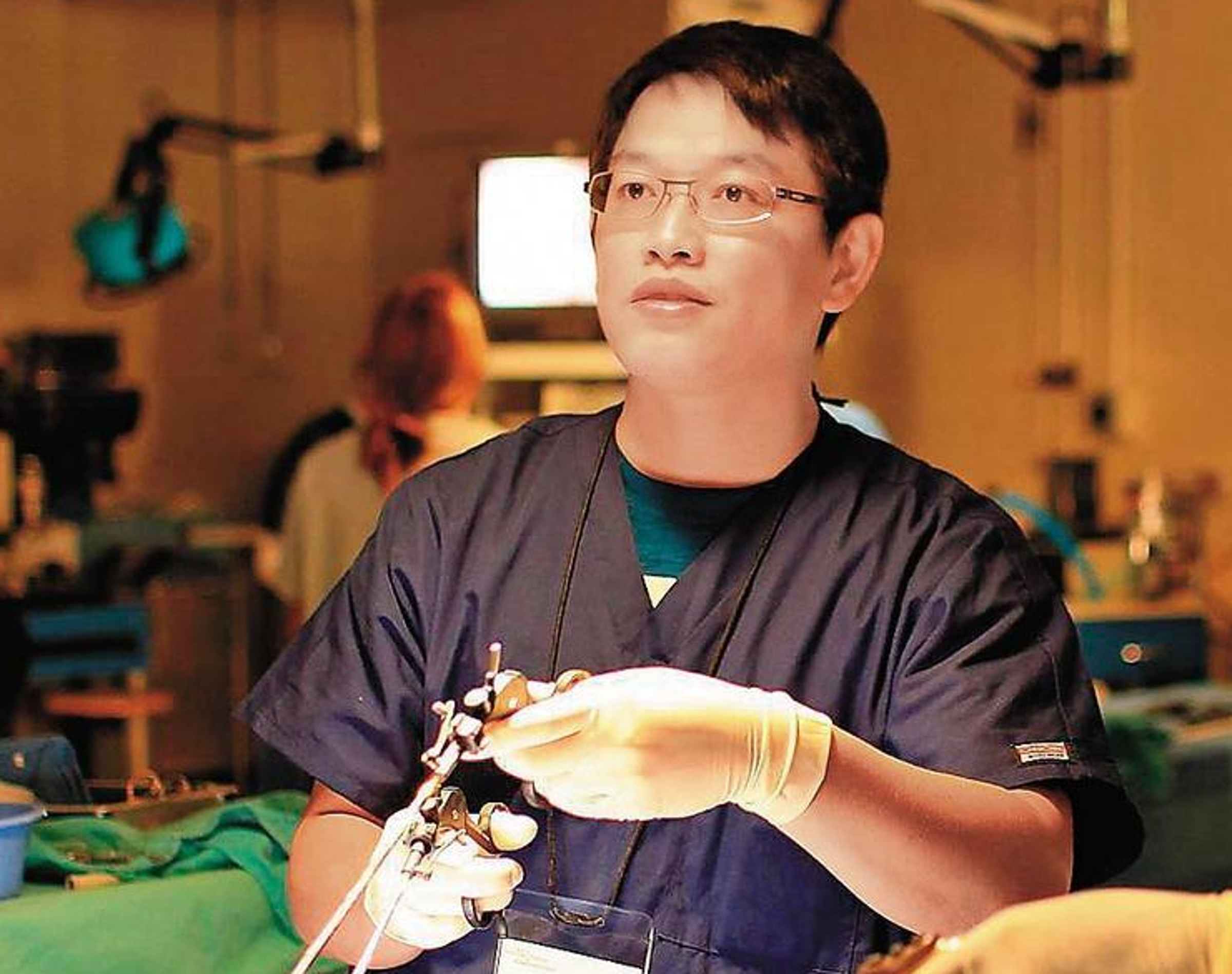 邱顯傑外遇後與妻子約定支付贍養費,因未履行給付,遭前妻提告要求支付。(翻攝左岸動物醫院內視鏡微創手術中心臉書)