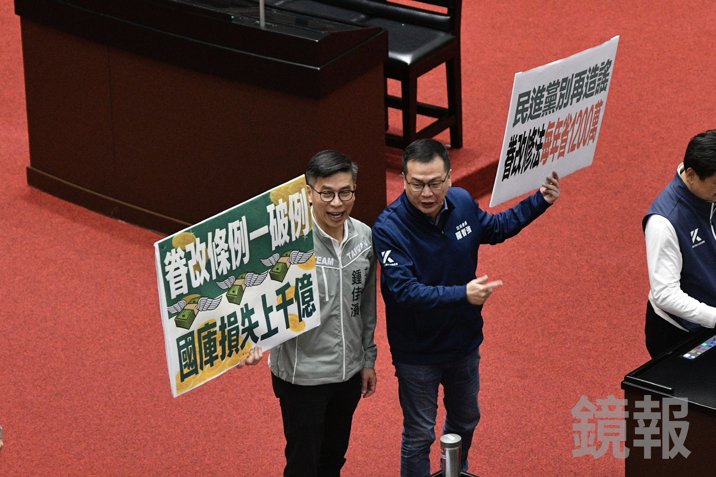 藍綠今在立法院會中針對預算問題再次交鋒。(鏡報李智為)