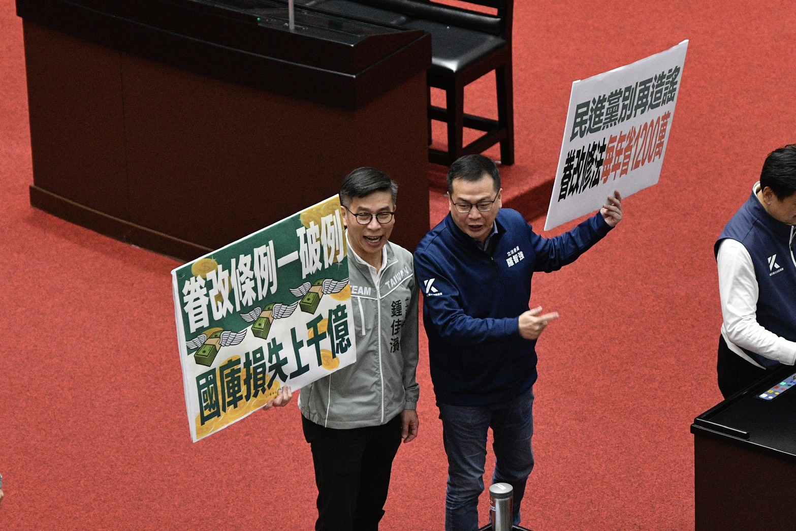 藍綠今在立法院會中針對預算問題再次交鋒。（鏡報李智為）