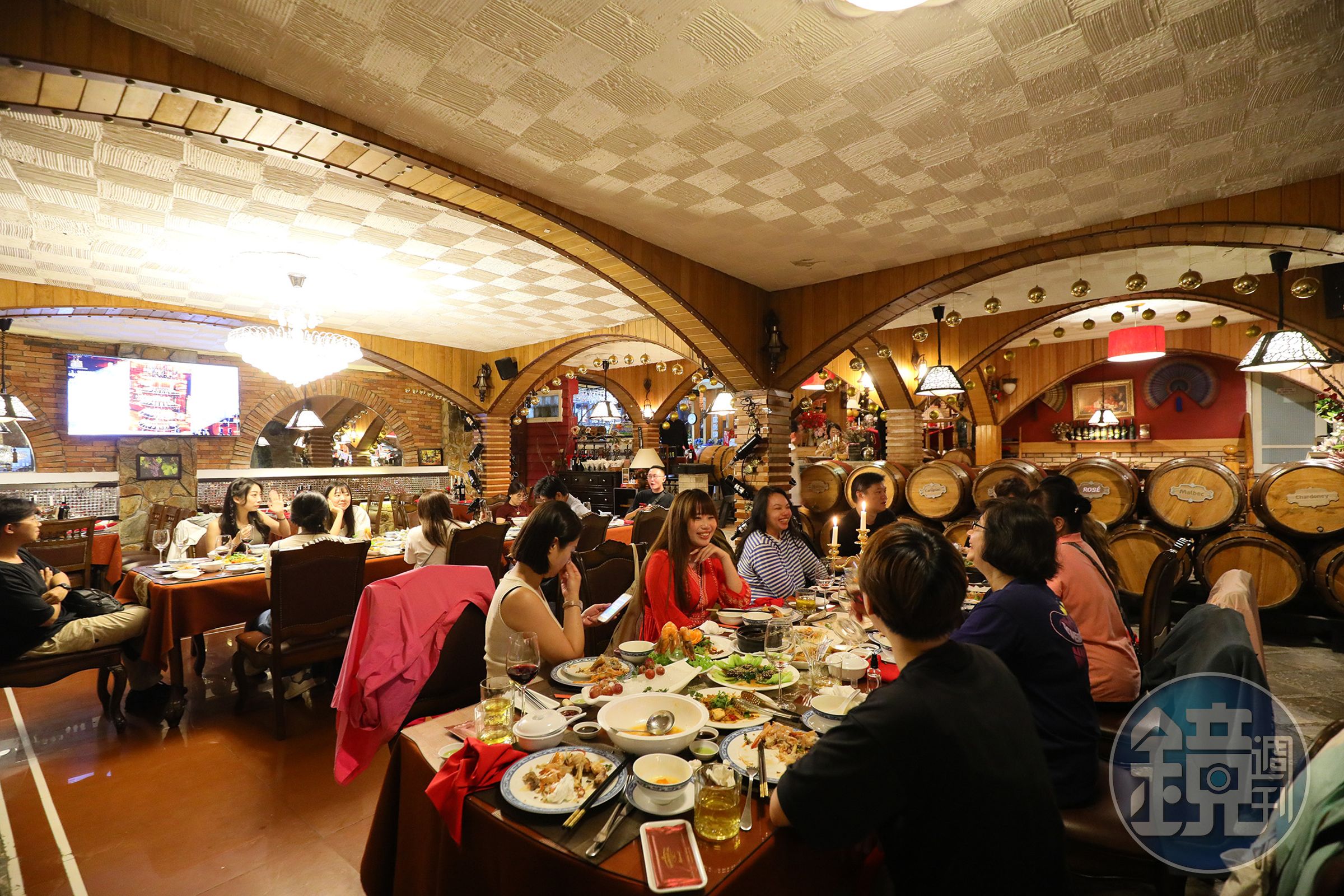 由老別墅改建的「Hầm Rượu Vang Dalat」，擁有各式各樣的試飲與用餐空間，遊客可待在酒窖裡享用越式料理與葡萄酒的美好餐酒搭。