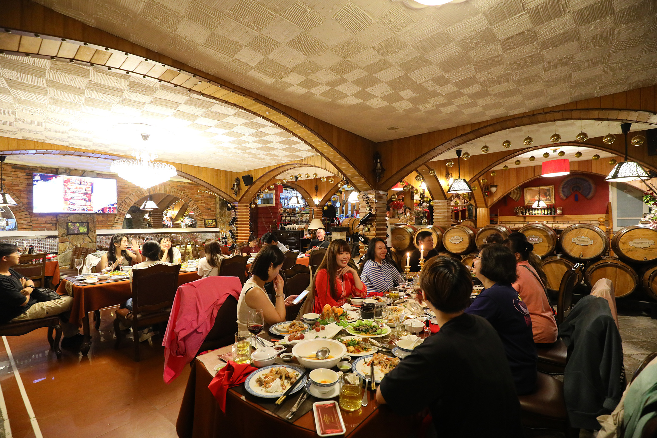 由老別墅改建的「Hầm Rượu Vang Dalat」，擁有各式各樣的試飲與用餐空間，遊客可待在酒窖裡享用越式料理與葡萄酒的美好餐酒搭。
