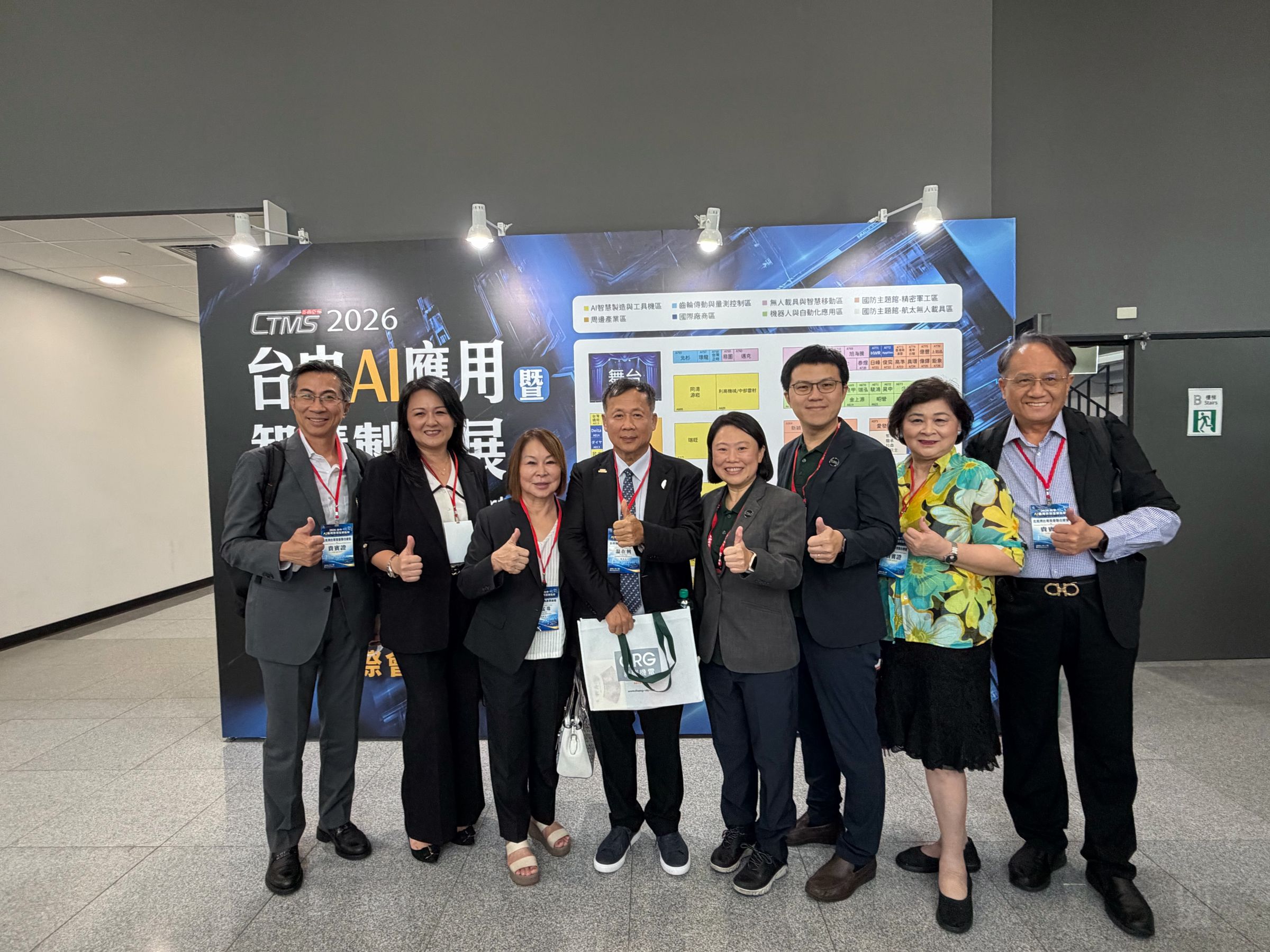 達福地區台灣商會會長陳盈蓁(左2)、北美洲台灣商會聯合總會會長溫在興(左4)特別參訪昶瑞在「台中AI應用暨智慧製造展」攤位。與昶瑞機電董事長蔡翔如(右4)及總經理楊偉成(右3)、雙方就北美市場及未來合作方向交換意見。(昶瑞機電提供)
