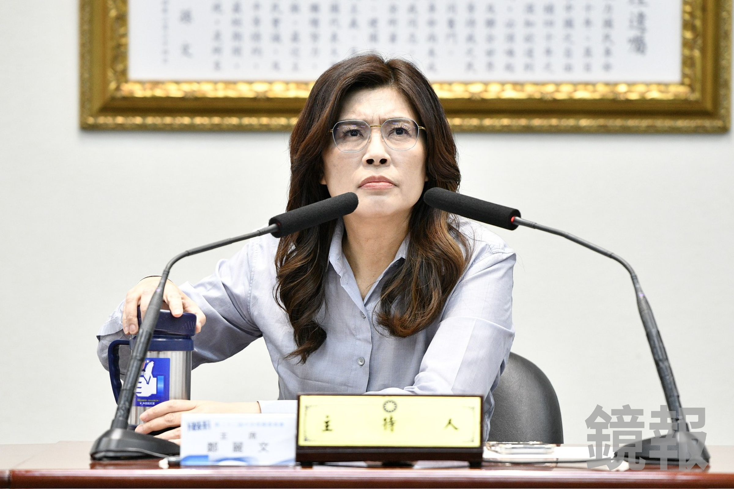 鄭麗文遭前民進黨籍縣長范振宗當面洗臉。（鏡報李智為）