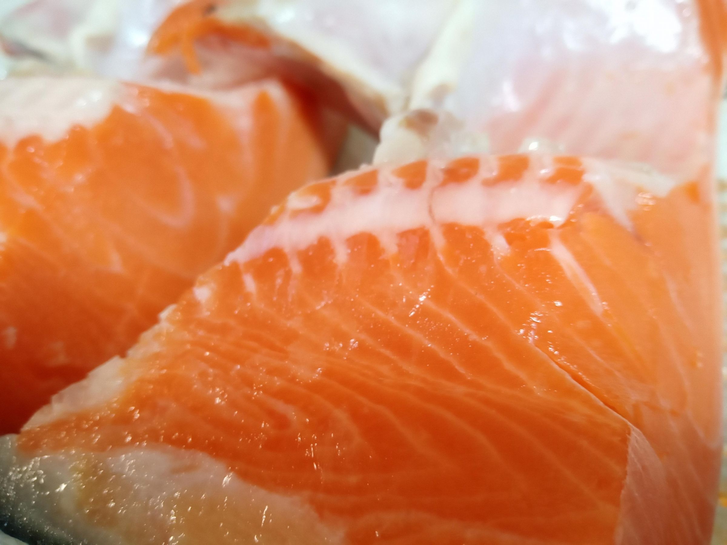 美國堪薩斯州一名牛排館員工將生殖器掏出摩擦鮭魚肉，涉嫌用「類嘉明的味道」汙染食物。（示意圖，photoAC）