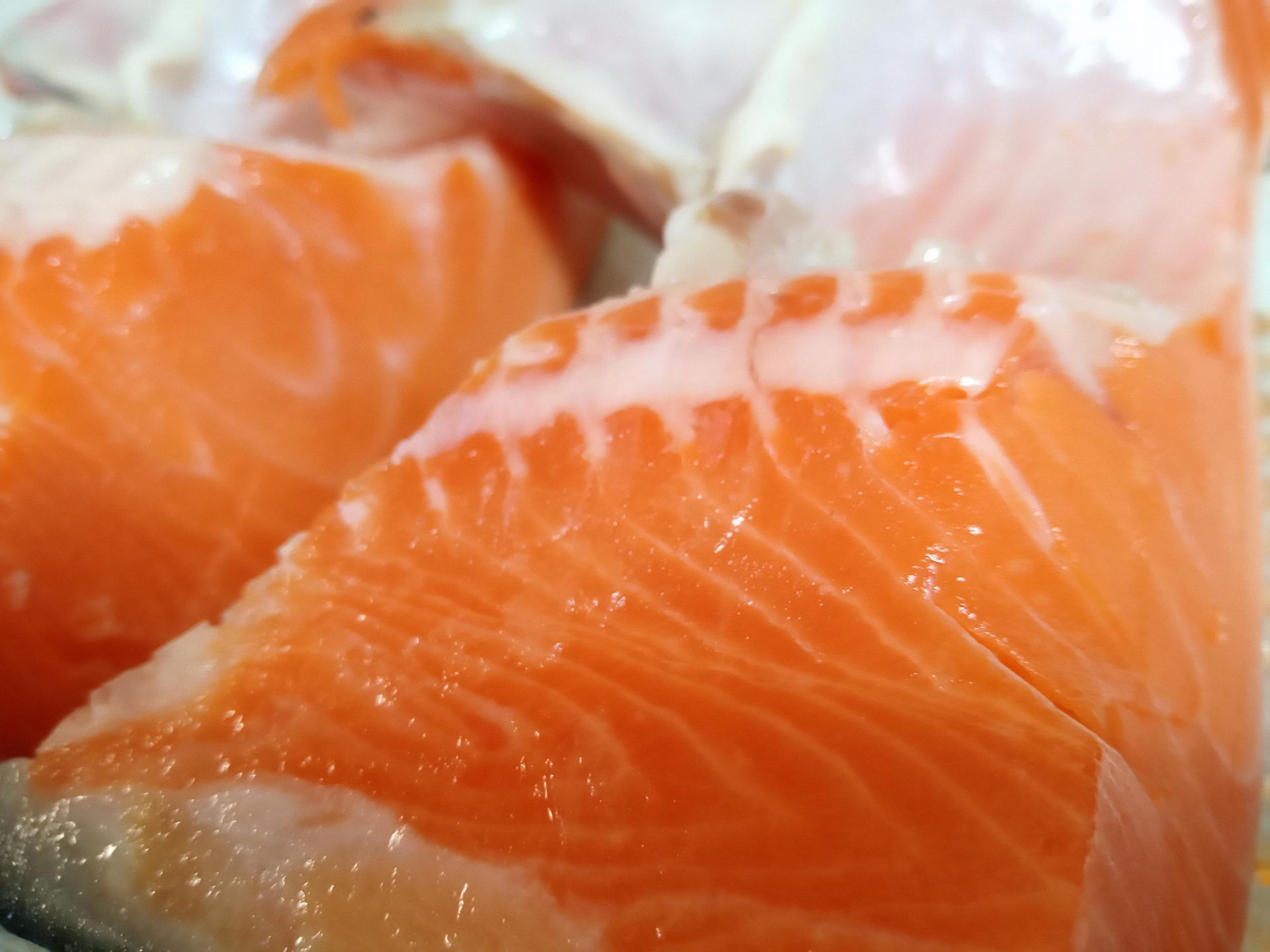 美國堪薩斯州一名牛排館員工將生殖器掏出摩擦鮭魚肉，涉嫌用「類嘉明的味道」汙染食物。（示意圖，photoAC）