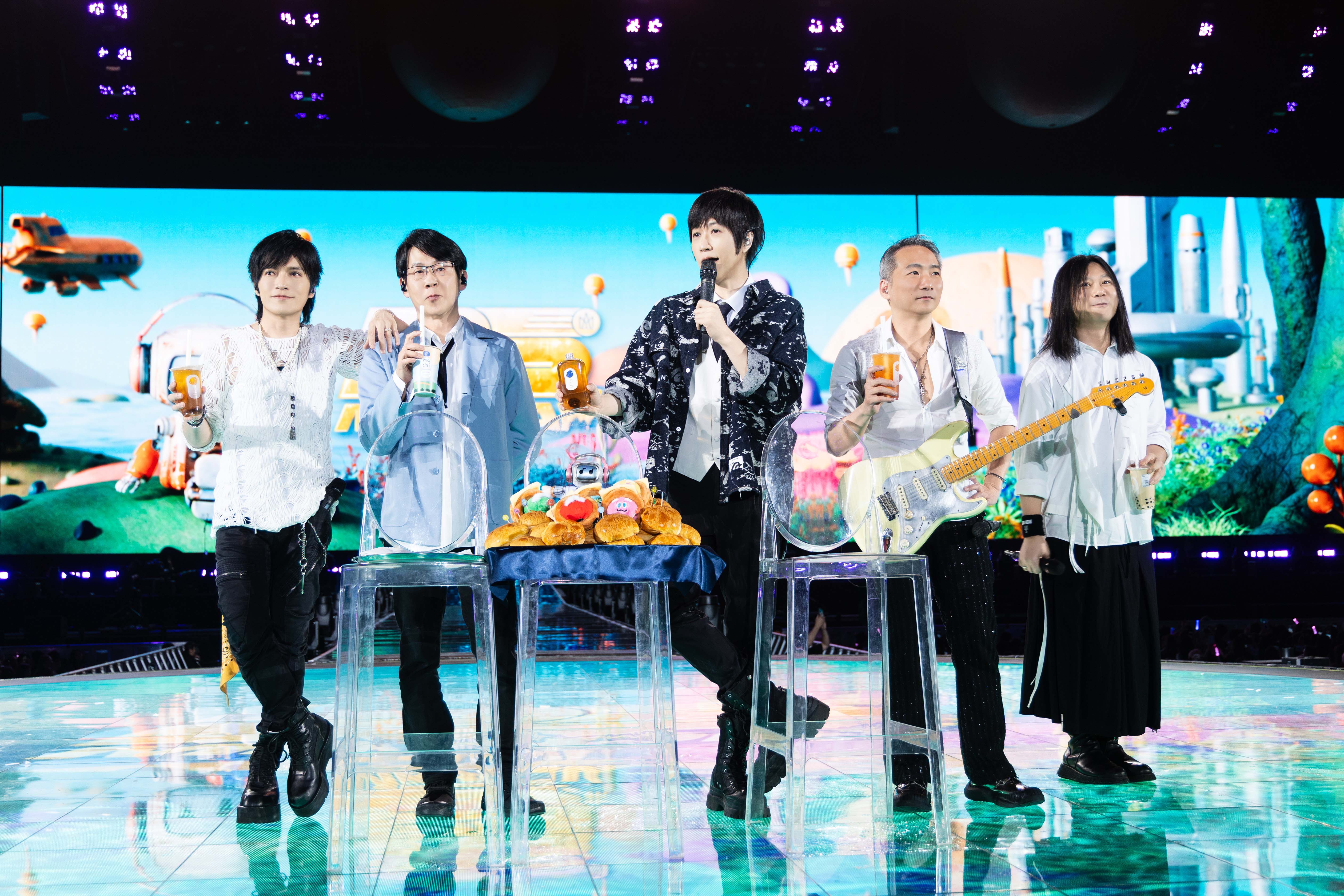 團長怪獸與阿信手捧周杰倫快遞飲料,與全場歌迷乾杯慶祝生日月。(相信音樂提供)