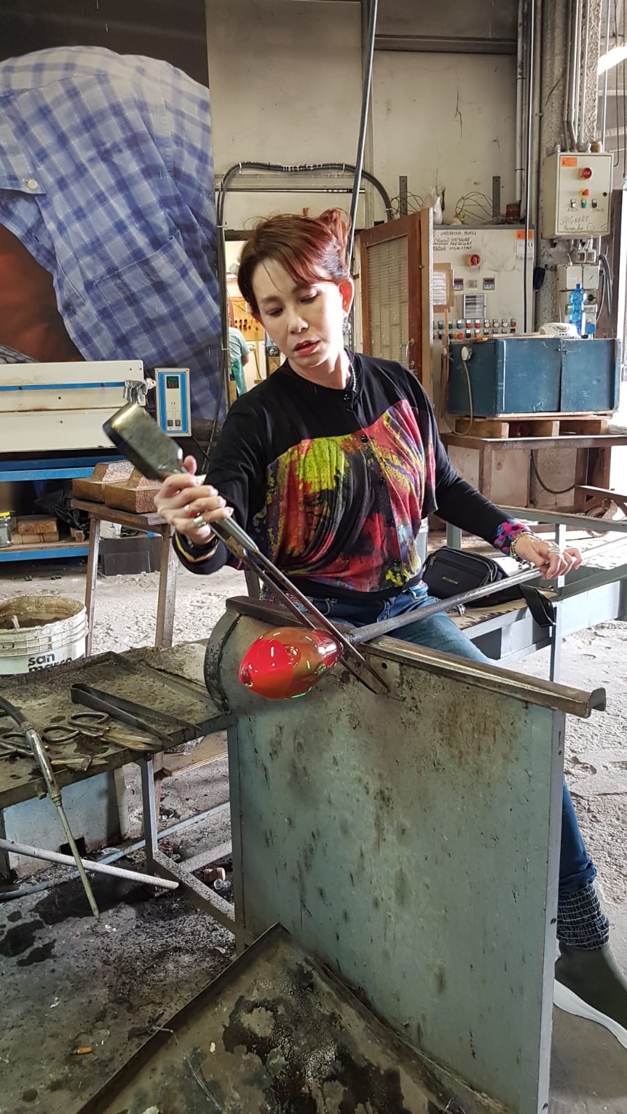 周丹薇花百萬元到義大利上琉璃課。(周丹薇提供)
