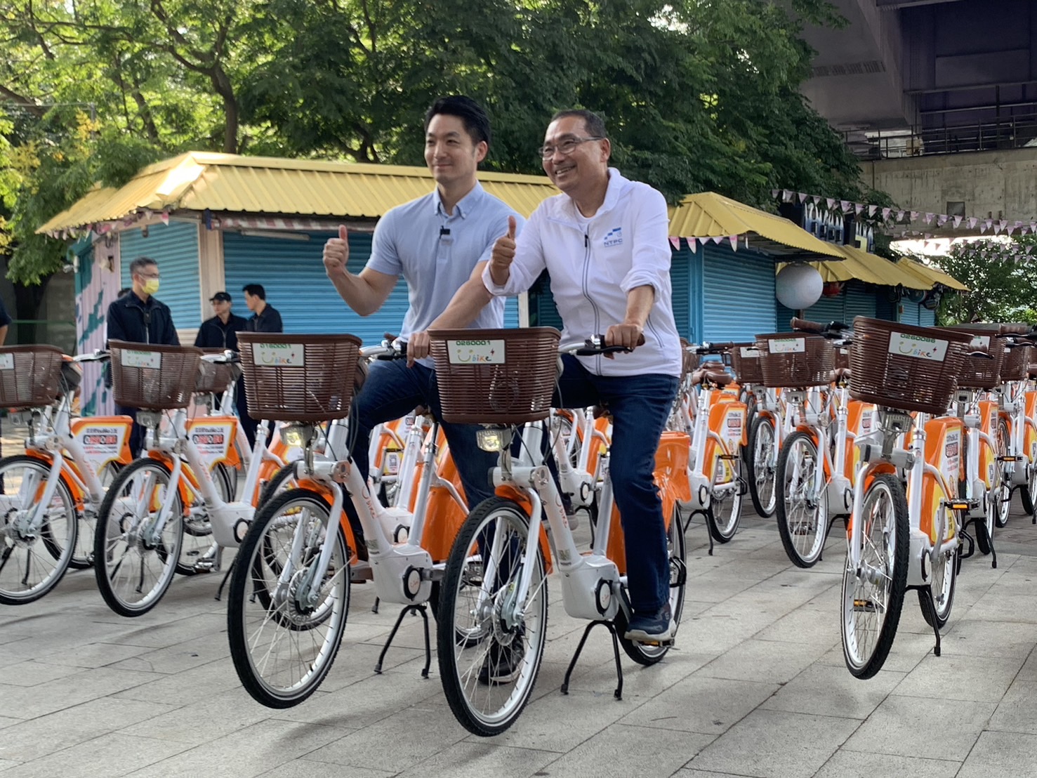 新北市長侯友宜與台北市長蔣萬安今（30）日共同宣布雙北9月起引進YouBike2.0E電輔車。（新北市交通局提供）