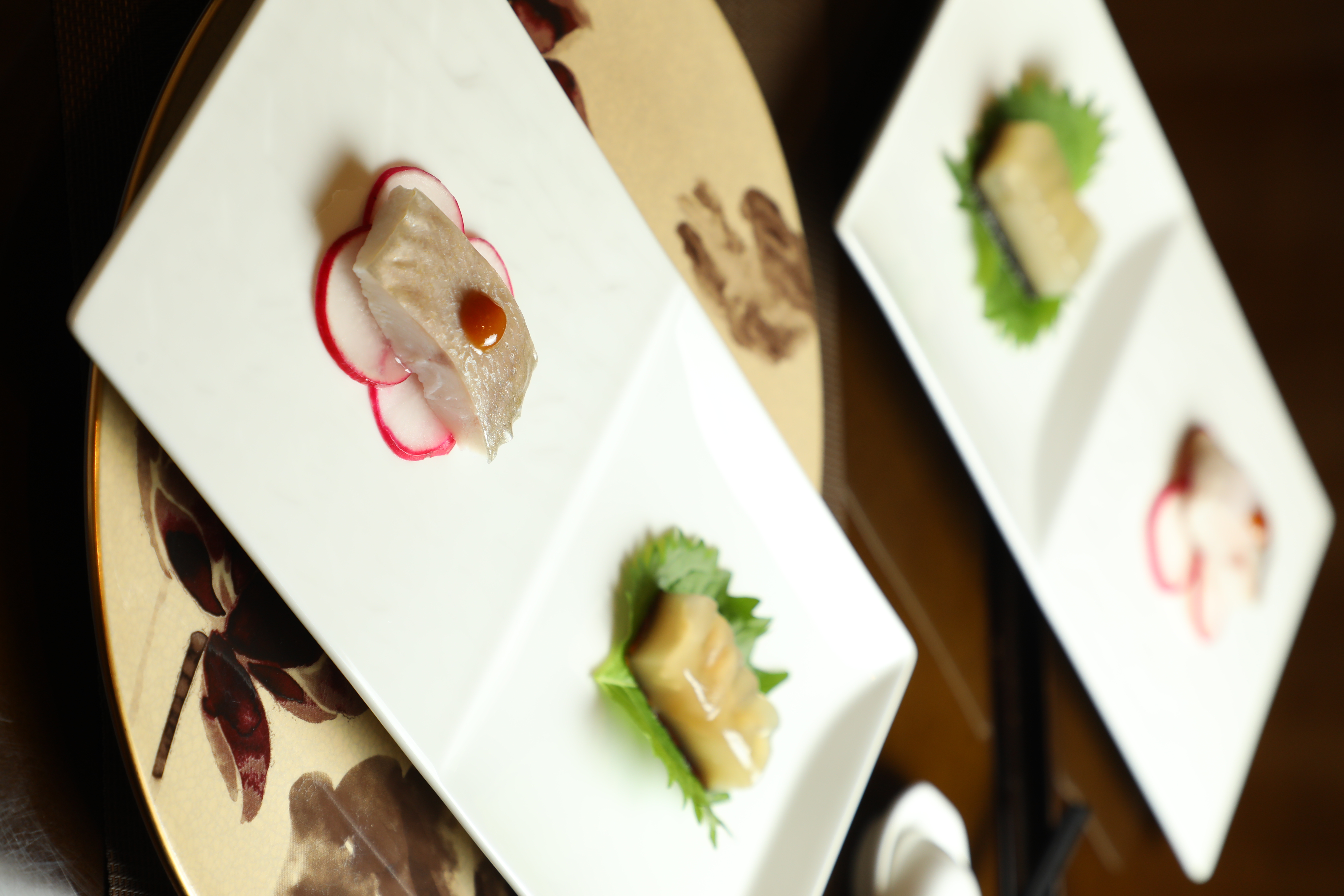 「潮州凍魚」（前）是潮州老菜，「陳醋花膠凍」（後）則是葉志祥師傅創新發想的花膠涼菜。（8,880元三華盛宴套餐菜色）