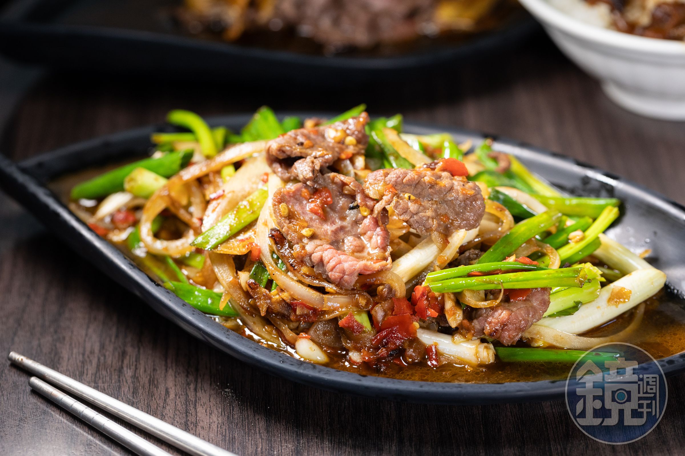 「蔥爆牛肉」青蔥下得很大方，但口味跟想像的不一樣，頗為辛辣。（200元／小份、300元／大份）