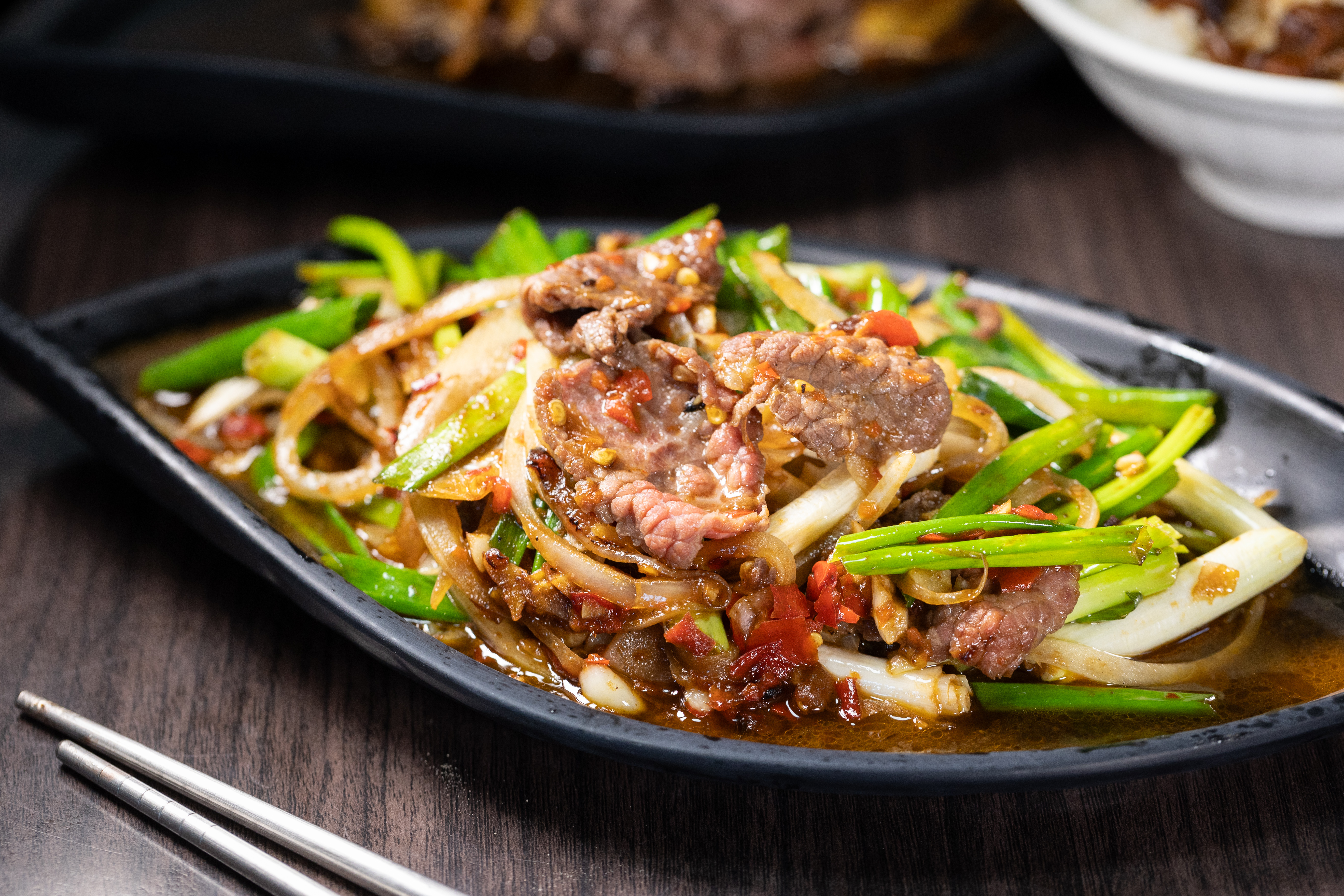 「蔥爆牛肉」青蔥下得很大方，但口味跟想像的不一樣，頗為辛辣。（200元／小份、300元／大份）