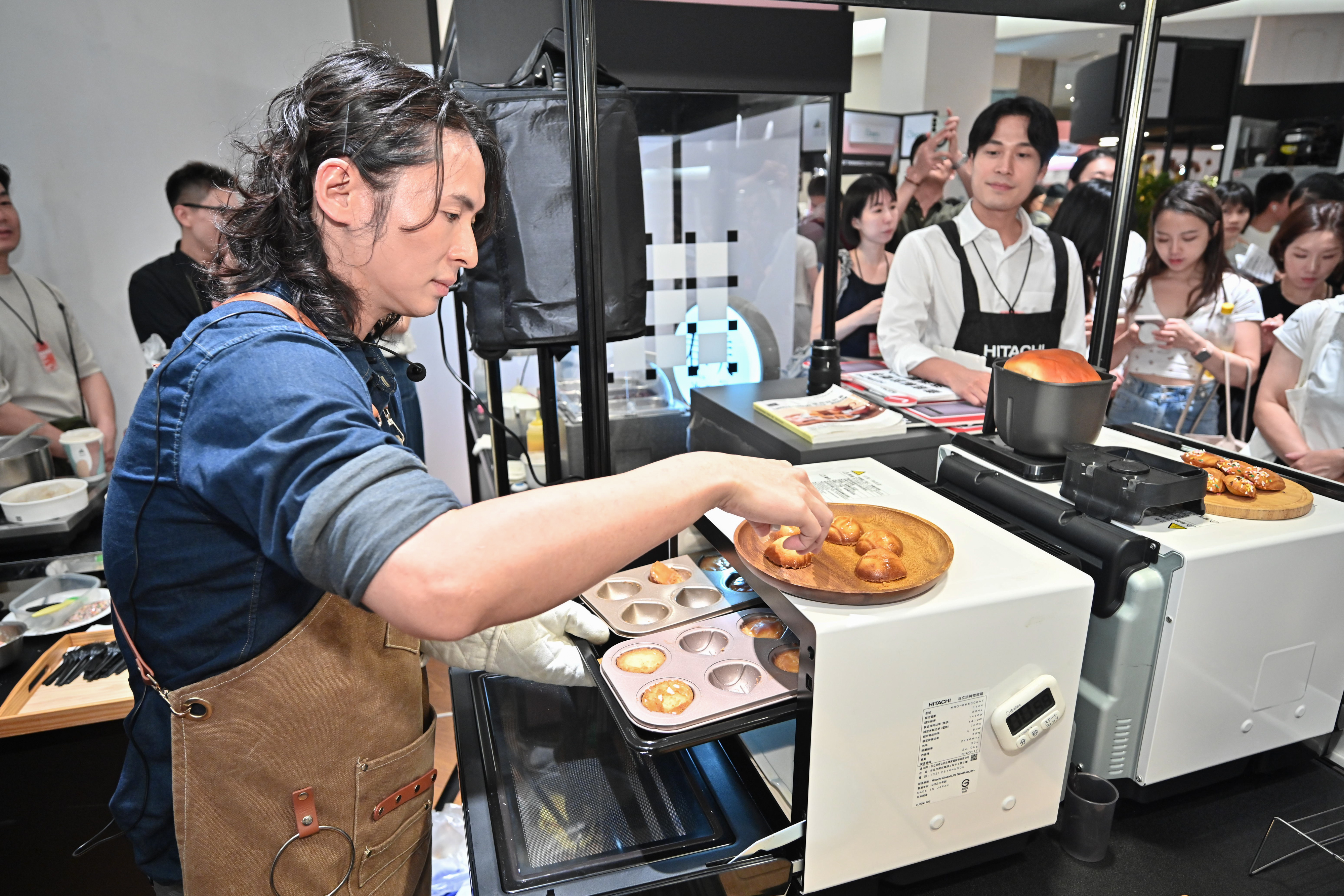 知名 YouTube 頻道「厭世甜點店」拿拿摳老師（左）於 500 甜現場製作奶油烤年糕。