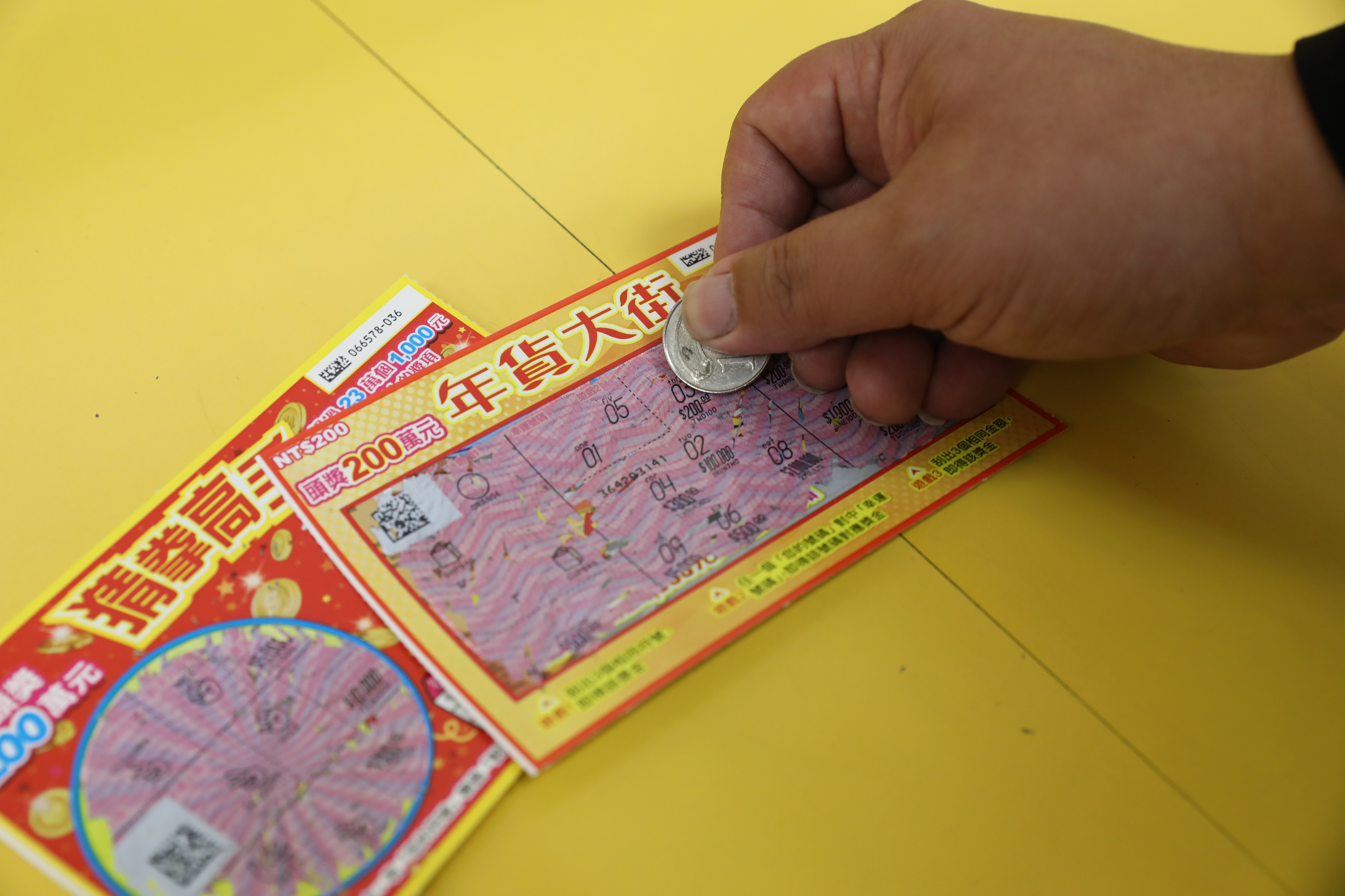 新北市一名年輕上班族男子，決定嘗試用目前最流行的AI工具ChatGPT來選號，結果竟然一刮開就中得100萬元的獎金。（示意圖）