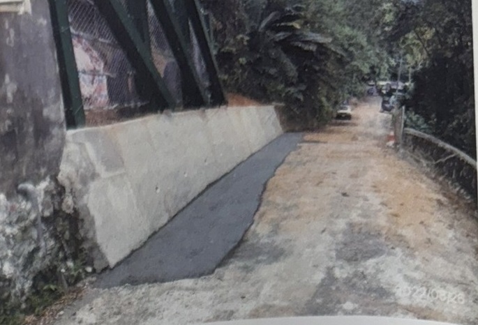 王男未經主管機關同意，在已設置擋土牆上加建擋土牆，意圖畫地自建蓋屋。 （中檢提供）