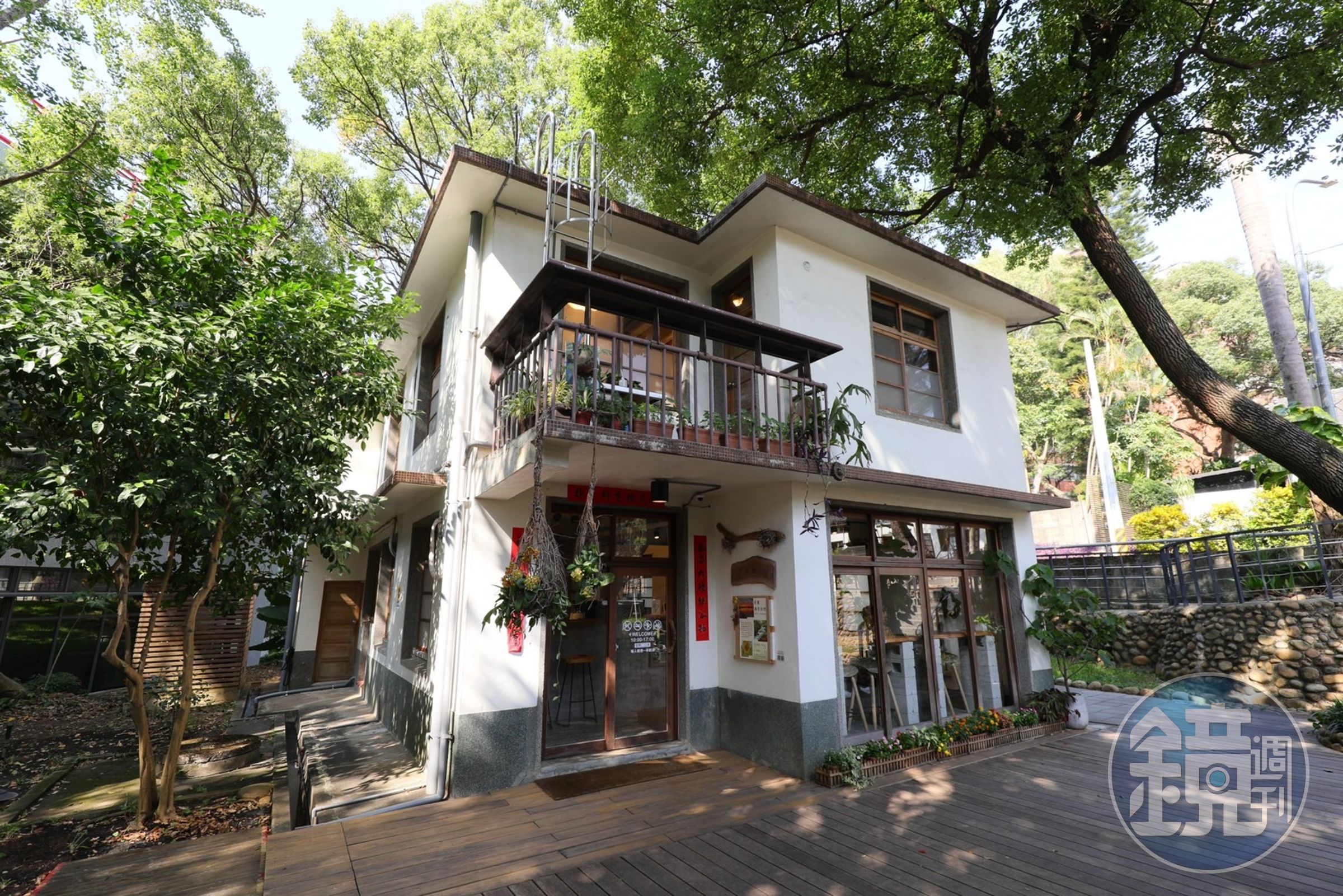 被樹蔭包圍的白色建築「好窩有花」不僅外觀吸睛，內部環境也是能讓人坐上一整天的閒雅愜意。