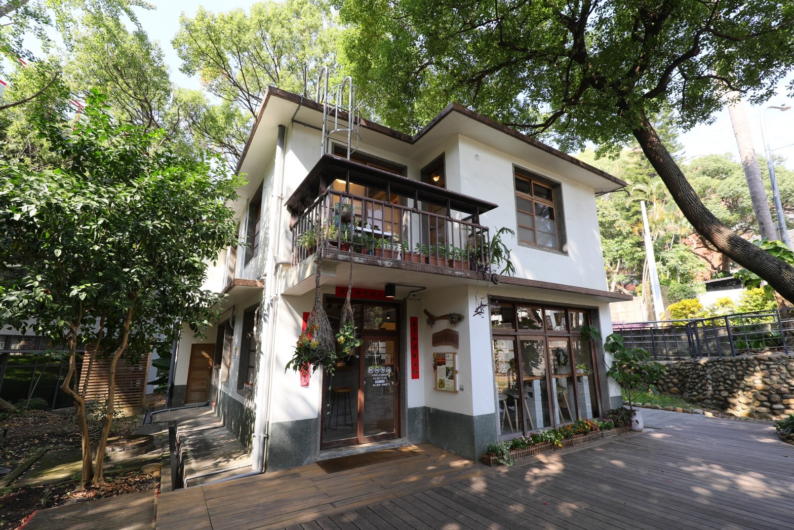 被樹蔭包圍的白色建築「好窩有花」不僅外觀吸睛，內部環境也是能讓人坐上一整天的閒雅愜意。
