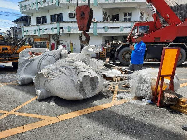 宜蘭縣羅東鎮永和寺25日吊掛神像出意外，觀音神像遭斷頭。（翻攝臉書社團「爆廢1公社」）