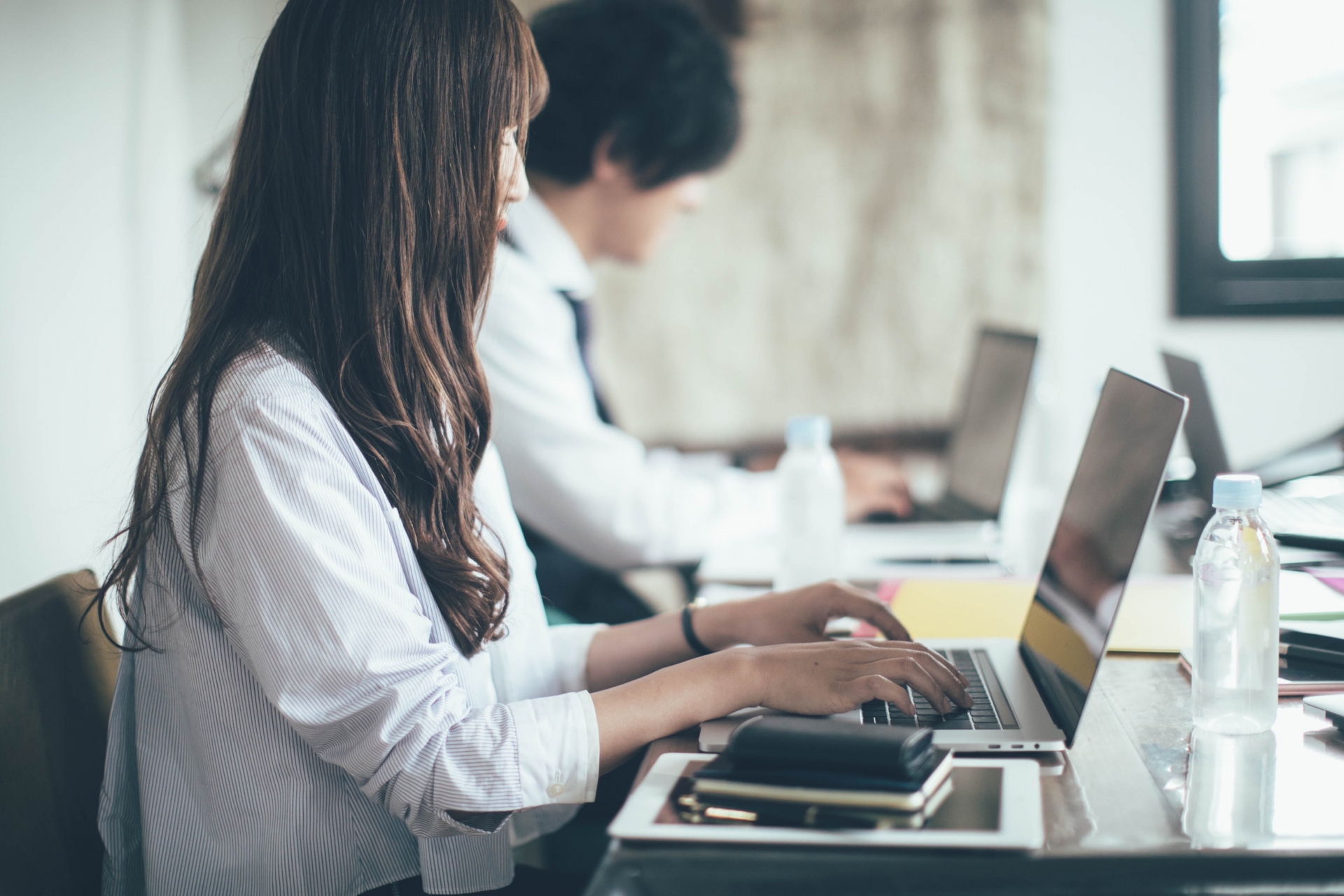 一名網友抱怨同事工作打混摸魚，只因英文流利，薪水就比他高5000元。（示意圖，photoAC）
