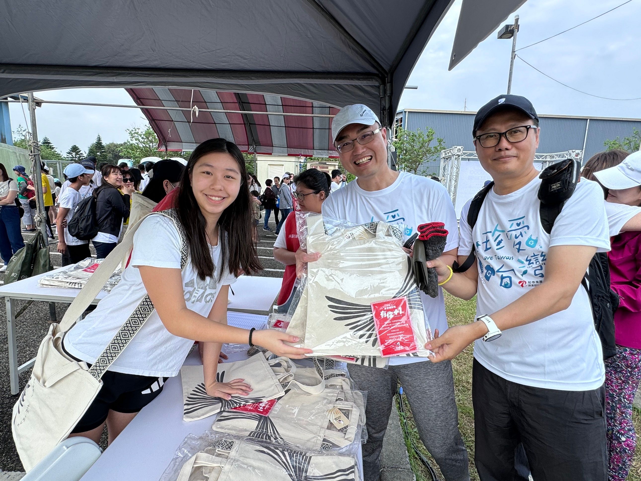 和泰集團辦公益活動，特別設計的包包在淨灘活動上被搶購一空。（和泰汽車提供）