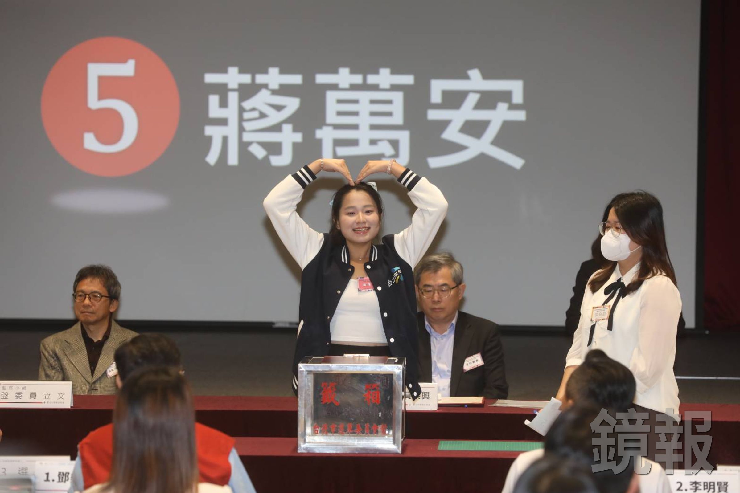 青年代表、首投族Yakira替蔣萬安抽出5號。(鏡報林煒凱)