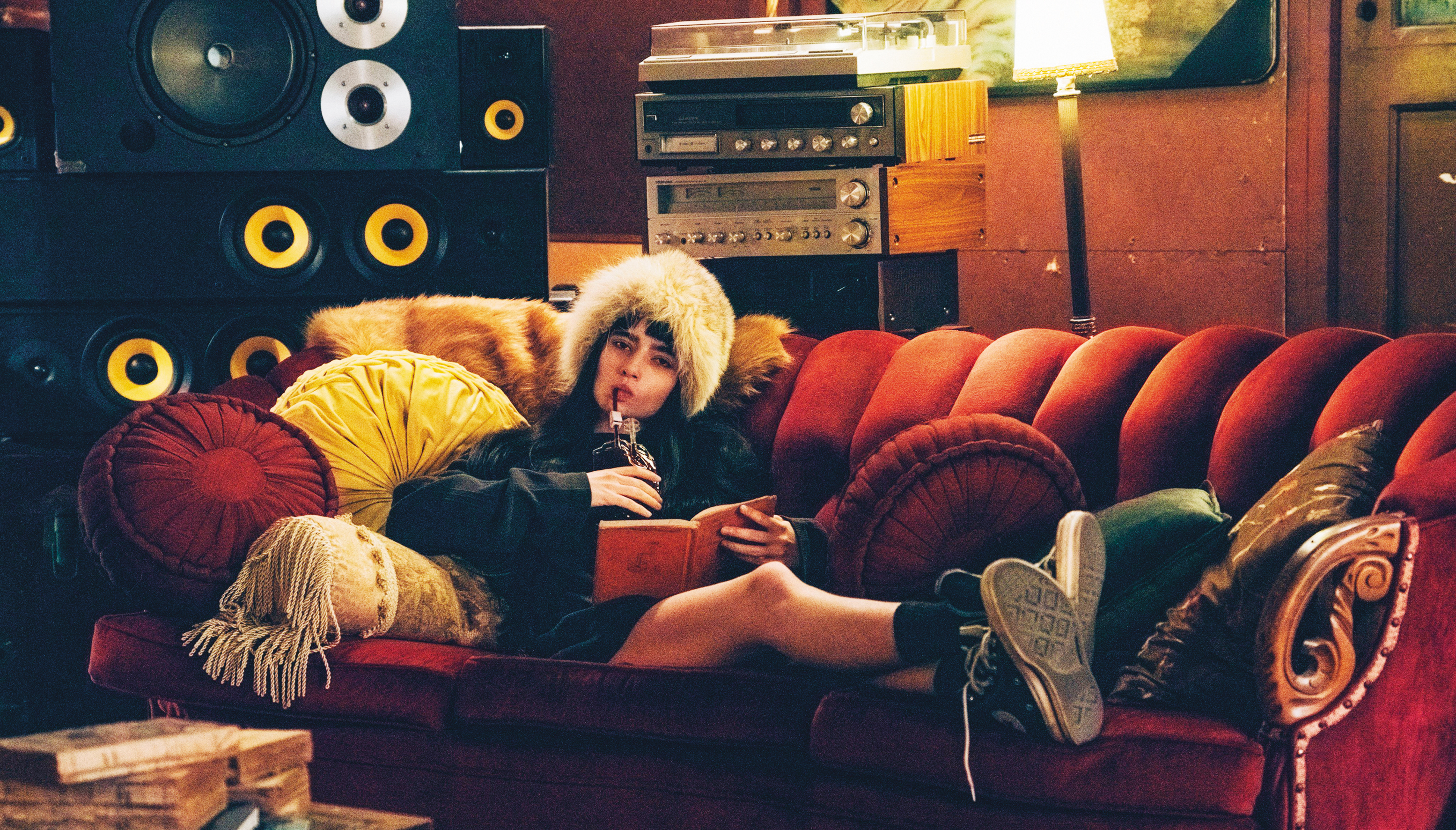 害怕血腥暴力場面、對人類有同理心的吸血鬼女孩，父母無奈斷絕「血援」，但她仍不願野蠻捕殺無辜。（好威映象提供）