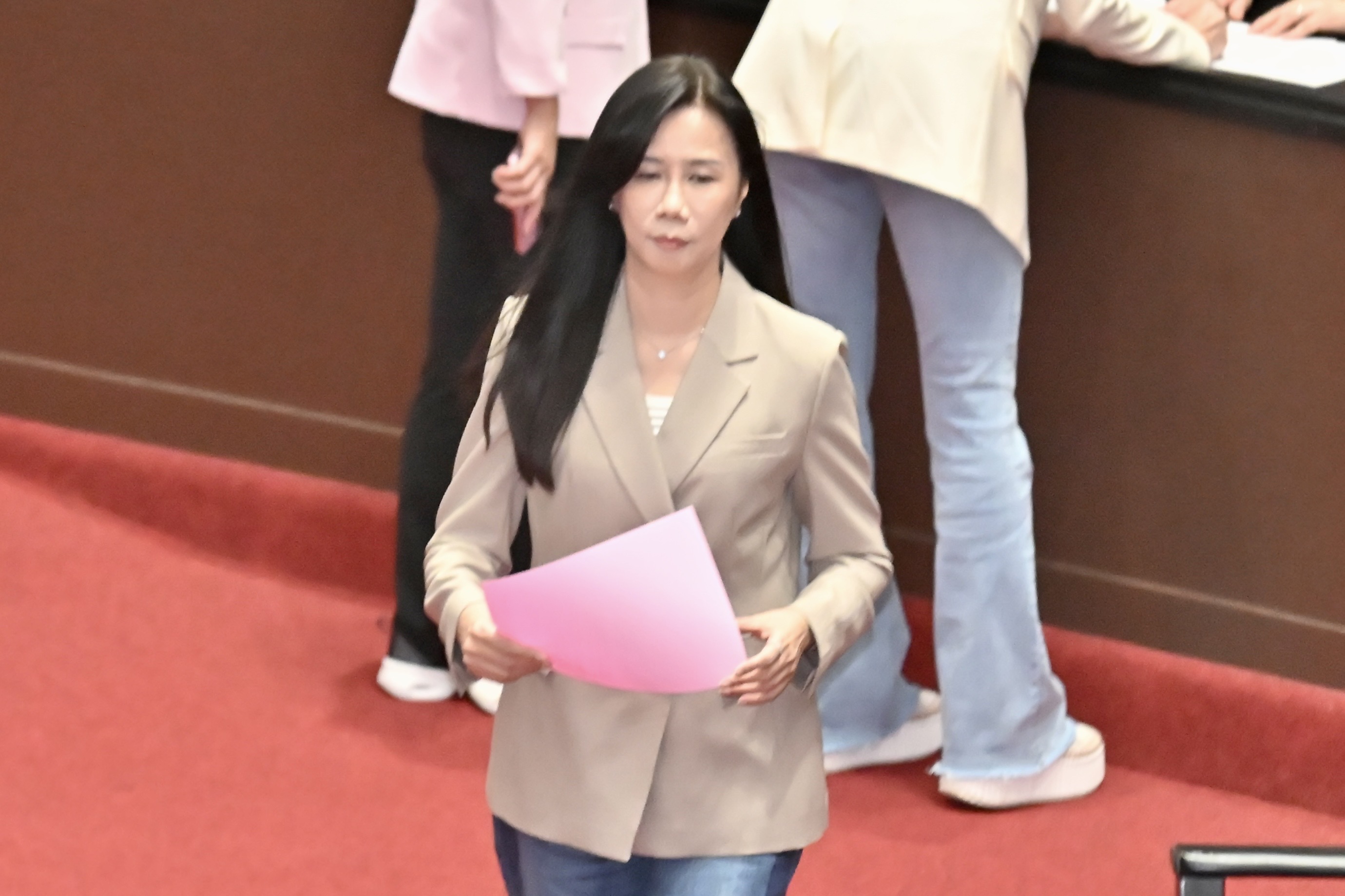 兒子佀廣洋想選議員！超扯黑歷史連環爆　萬美玲被問霸凌臭臉快步離去