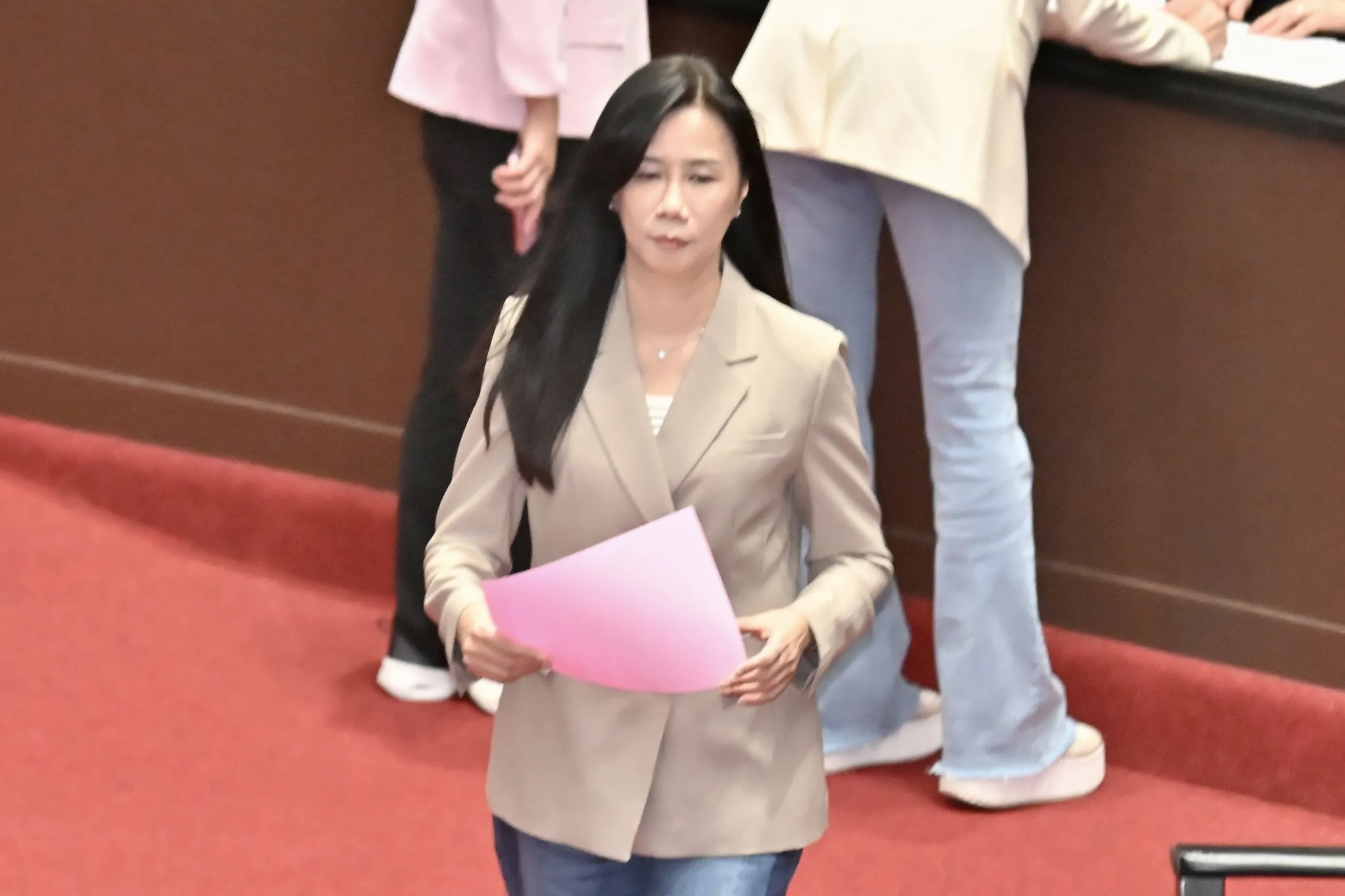 兒子佀廣洋想選議員！超扯黑歷史連環爆　萬美玲被問霸凌臭臉快步離去