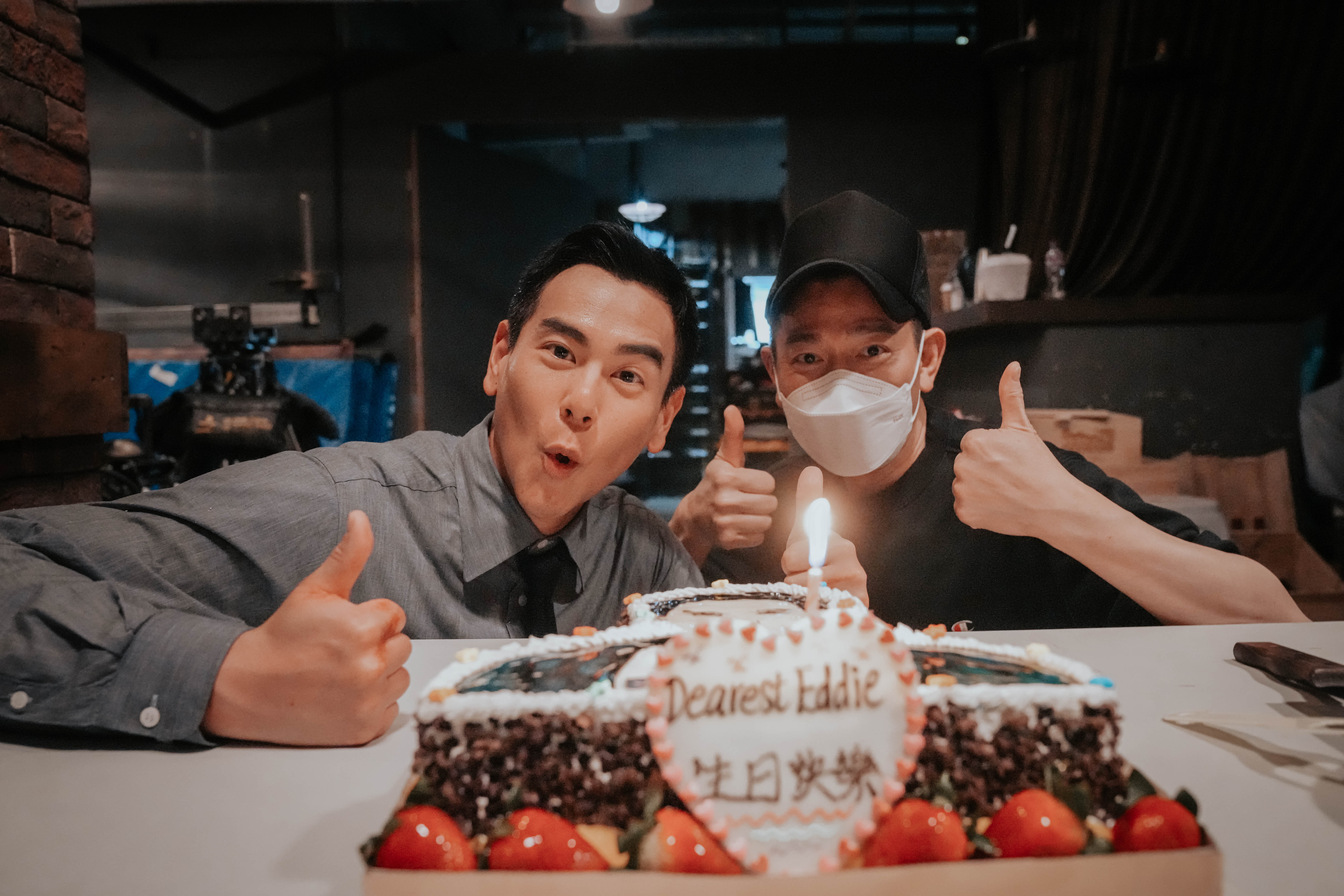 彭于晏在拍攝《潛行》期間過生日，劉德華等人特別帶了蛋糕為他慶生。（華映提供）
