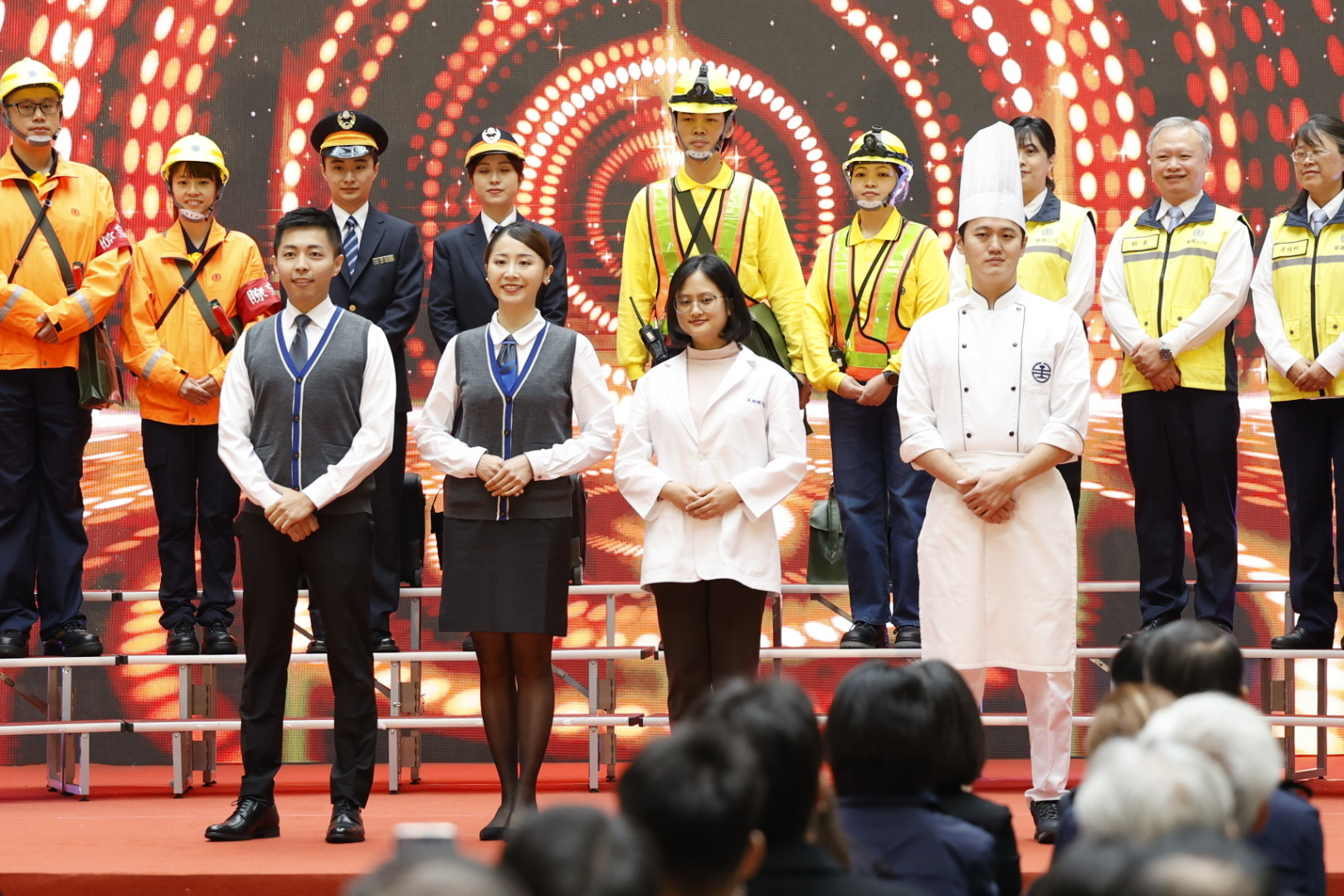 台鐵公司元旦正式掛牌營運,同步曝光員工試辦新制服。(台鐵提供)