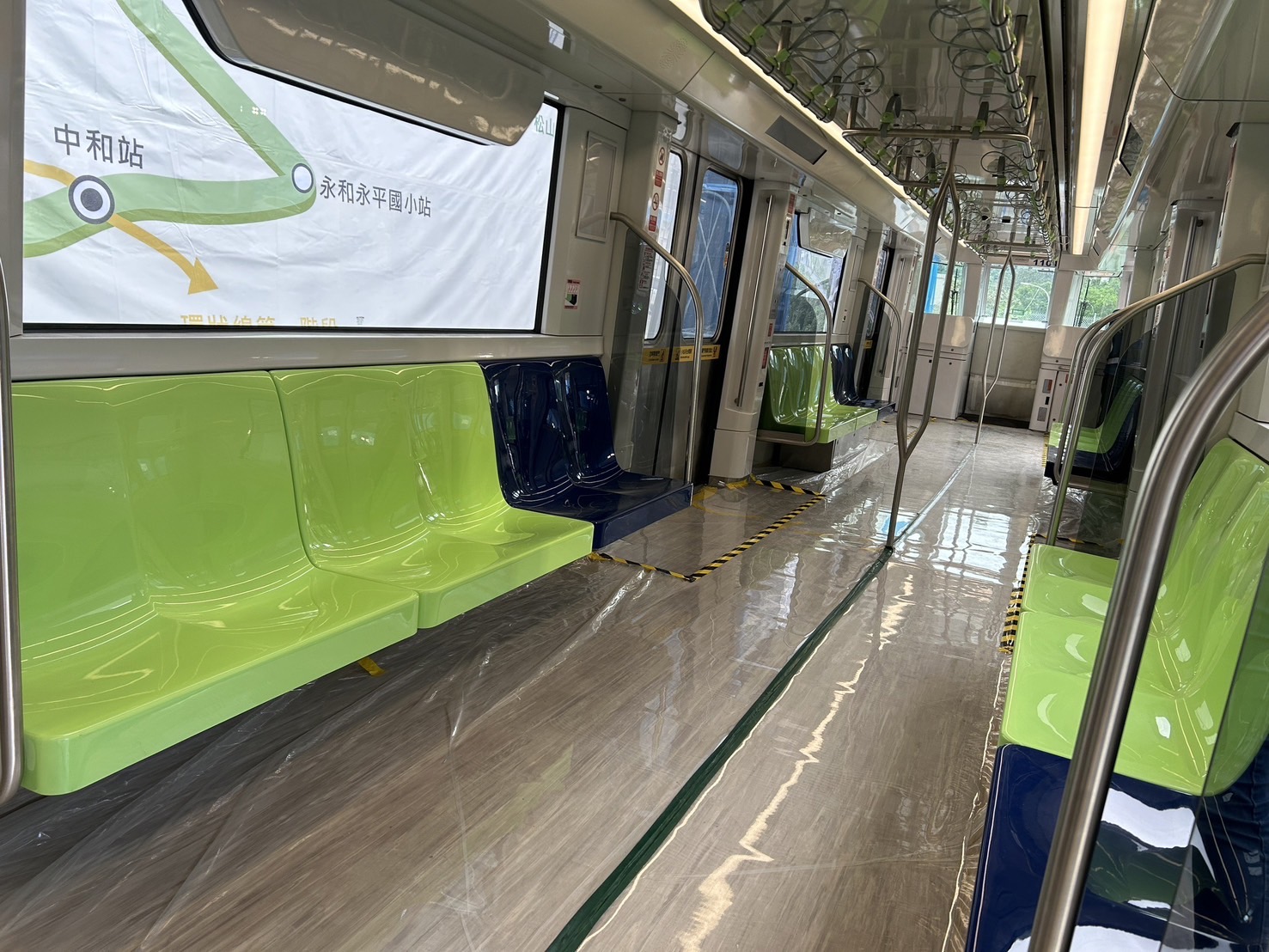 萬大線首列車車廂內部。（新北市捷運工程局提供）