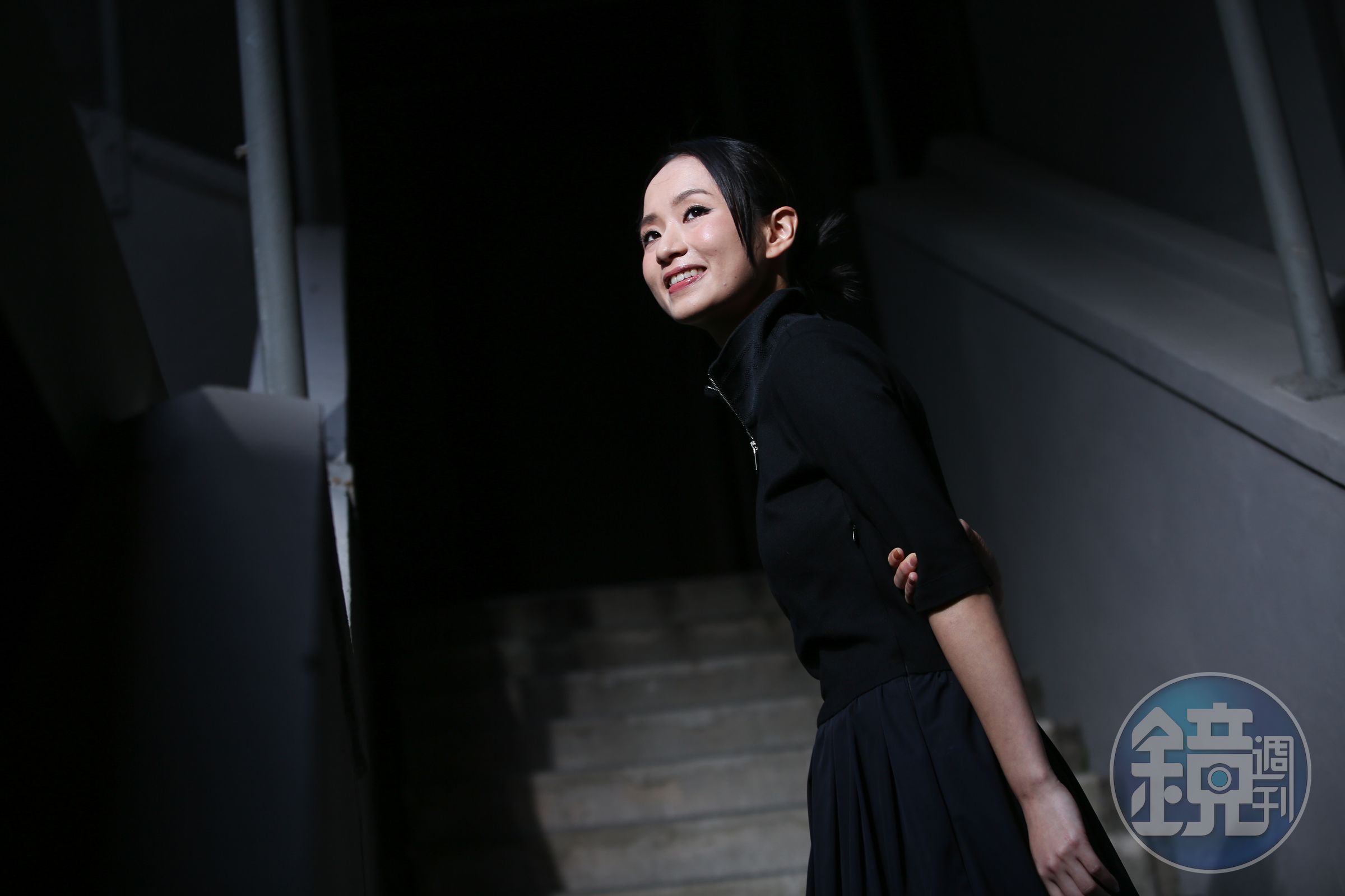 因為刻薄港女演得太好太傳神，導致很多人都誤以為梁雍婷本人也是這樣，她喊冤自己和角色完全不同。（髮型：Oscar Ngan、化妝：Deep Choi、服裝：SHIATZY CHEN、CHARLES & KEITH）