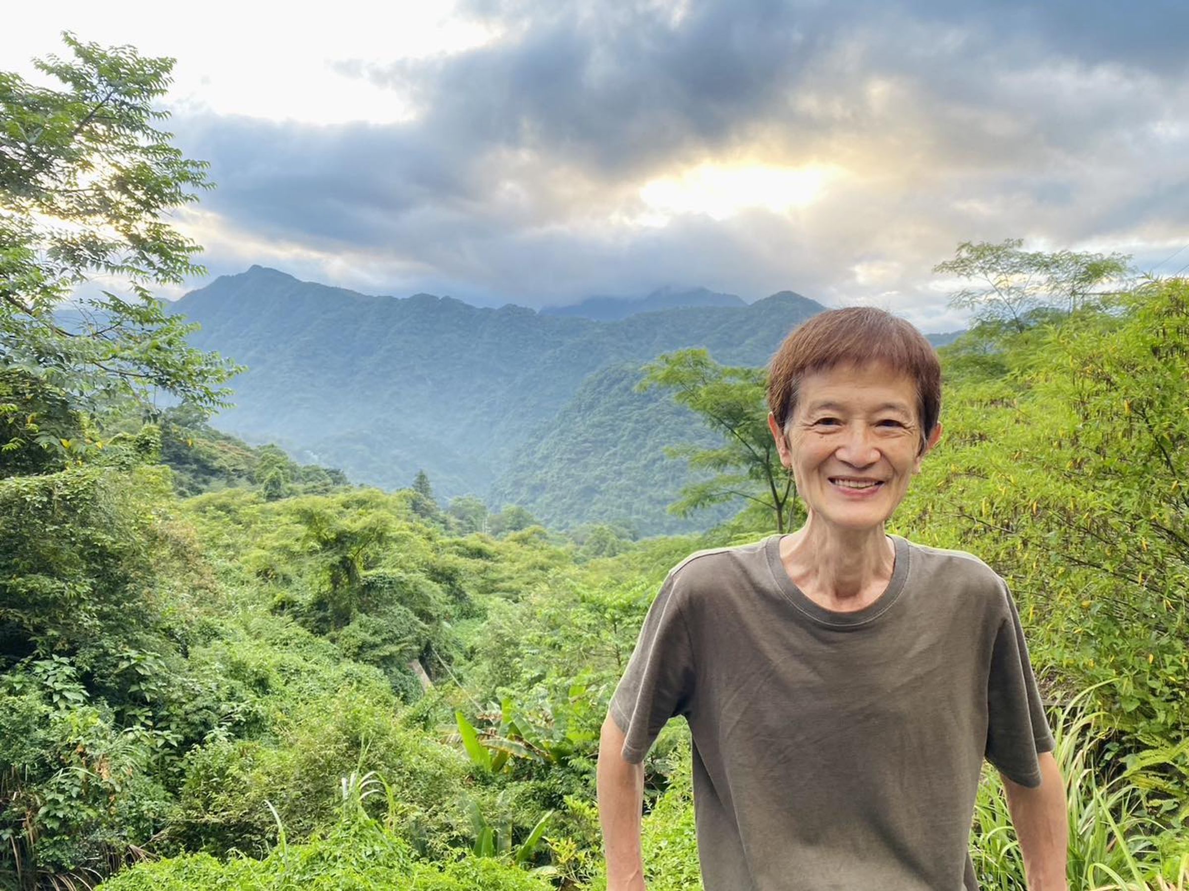 阿西在烏來生活享受山林之美。(陳博正臉書)