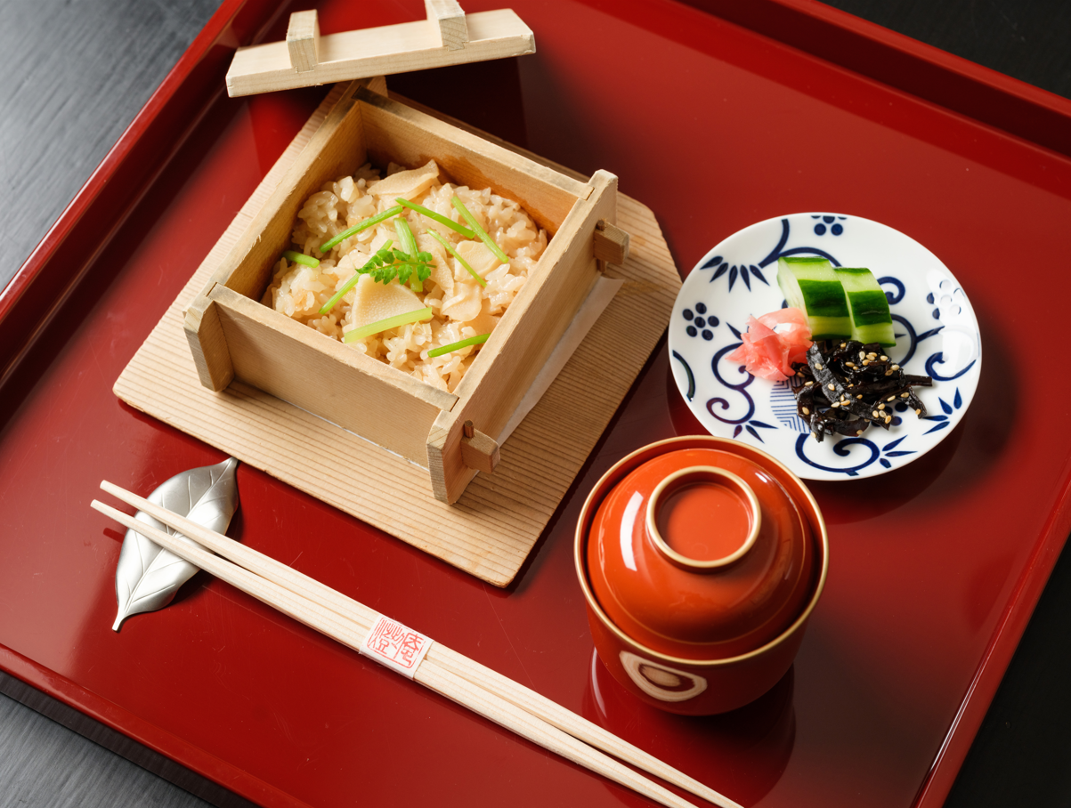 食事「綠筍生薑蒸籠御飯」搭配蒜小黃瓜、鹽漬紅蘿蔔與木耳佃煮。（燈燈庵提供）