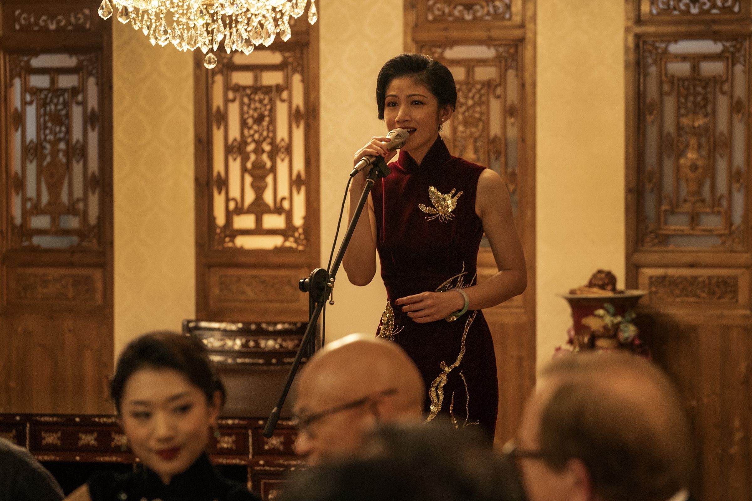 李千娜戲裡演唱的台語老歌〈黯淡的月〉,要付詞、曲和翻唱3筆費用。(甲上娛樂提供)