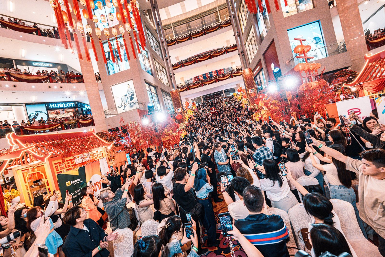 Energy相隔20多年再在馬來西亞辦簽票會,果然轟動全場。(相信音樂提供)