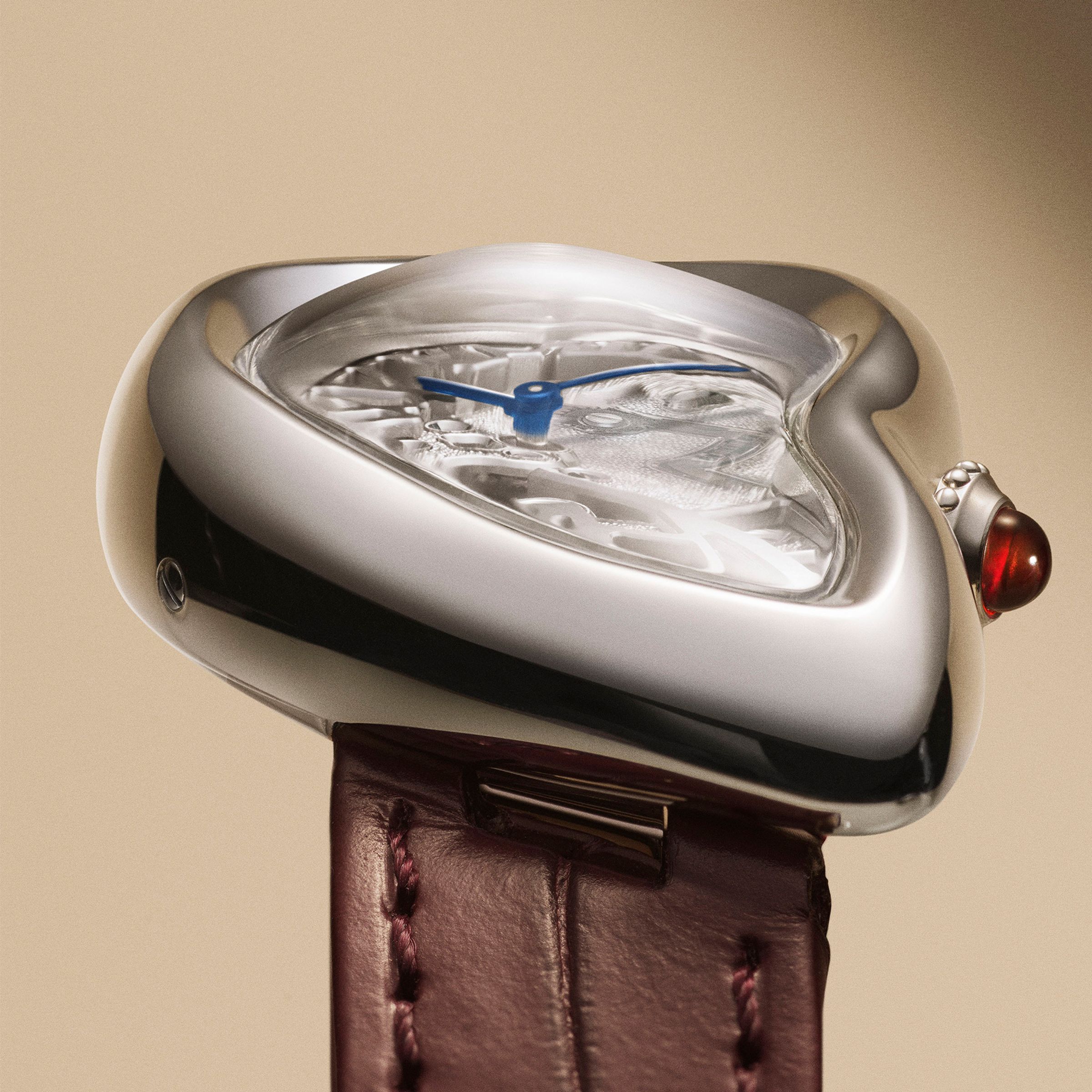 CARTIER Privé Crash鏤空腕錶連鏡面弧度都與獨特的錶殼造型相呼應。