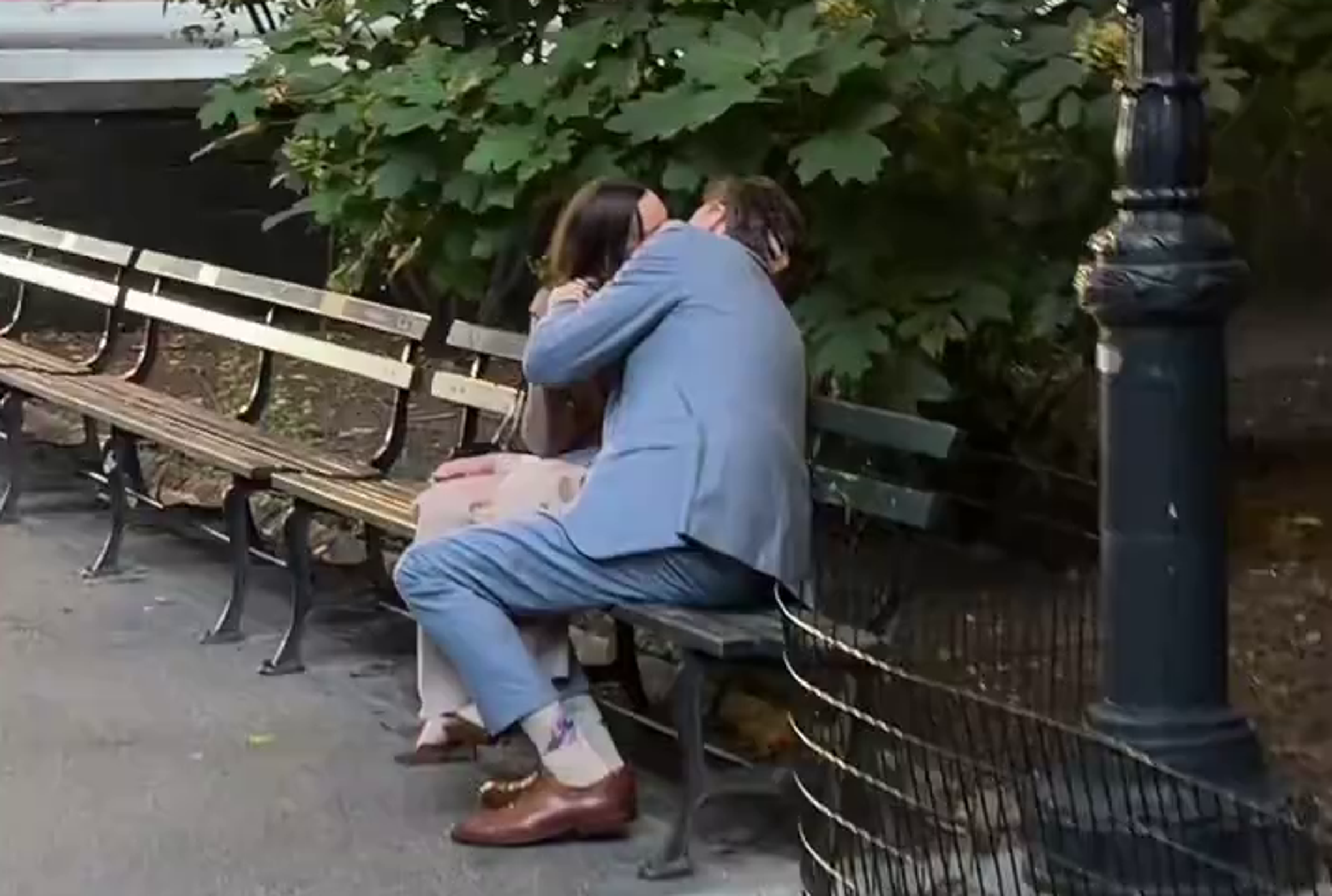 已婚律師卡勒頓(右)與小16歲女同事博倫茨威格(左)在中央公園長椅上激吻,畫面在TikTok瘋傳,累積超過400萬次觀看。(翻攝jayguap3 TikTok)