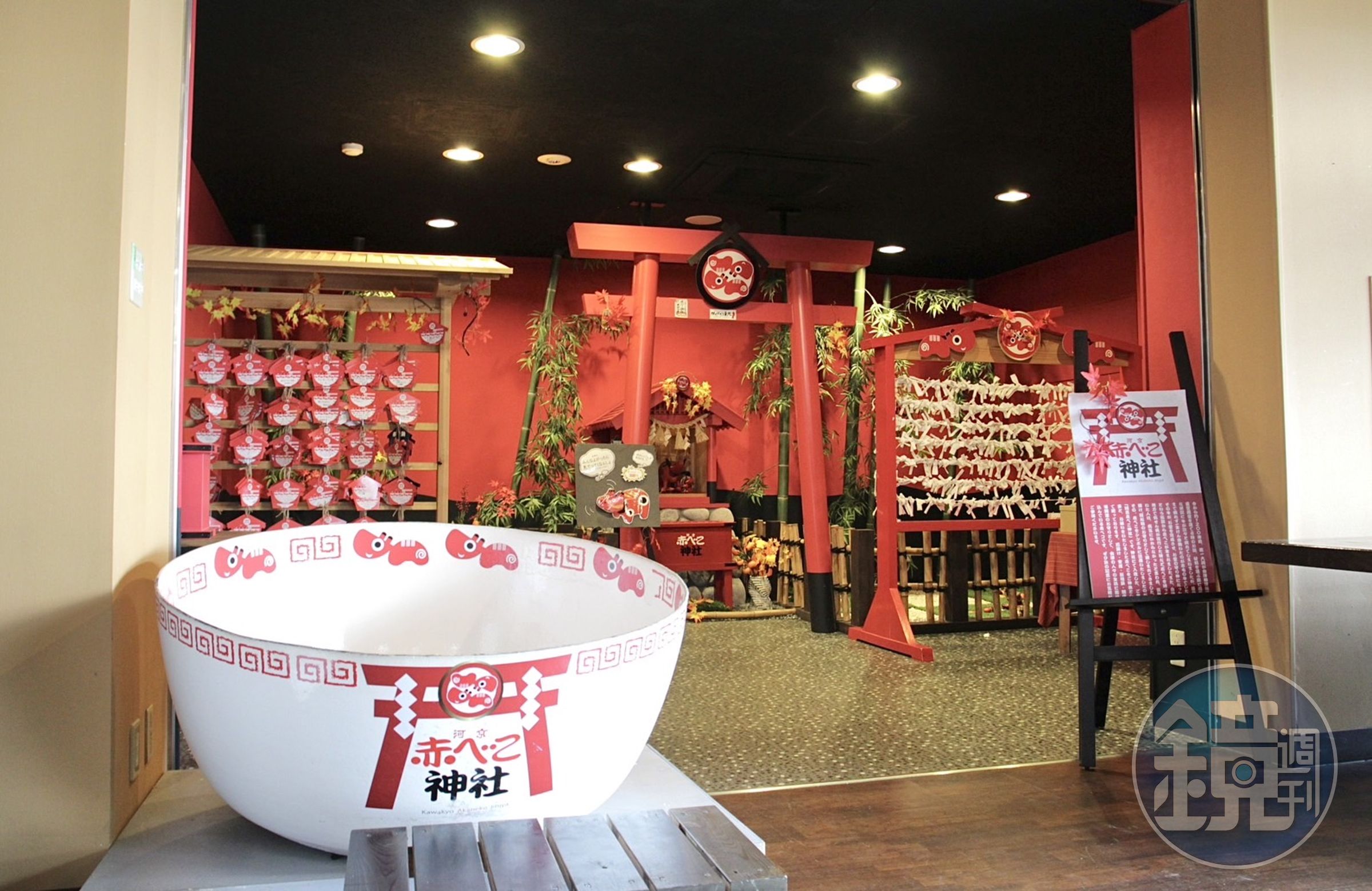 一樓還有福島鄉土吉祥物「紅牛」（赤べこ）的迷你神社，能進到巨型拉麵碗裡拍照。
