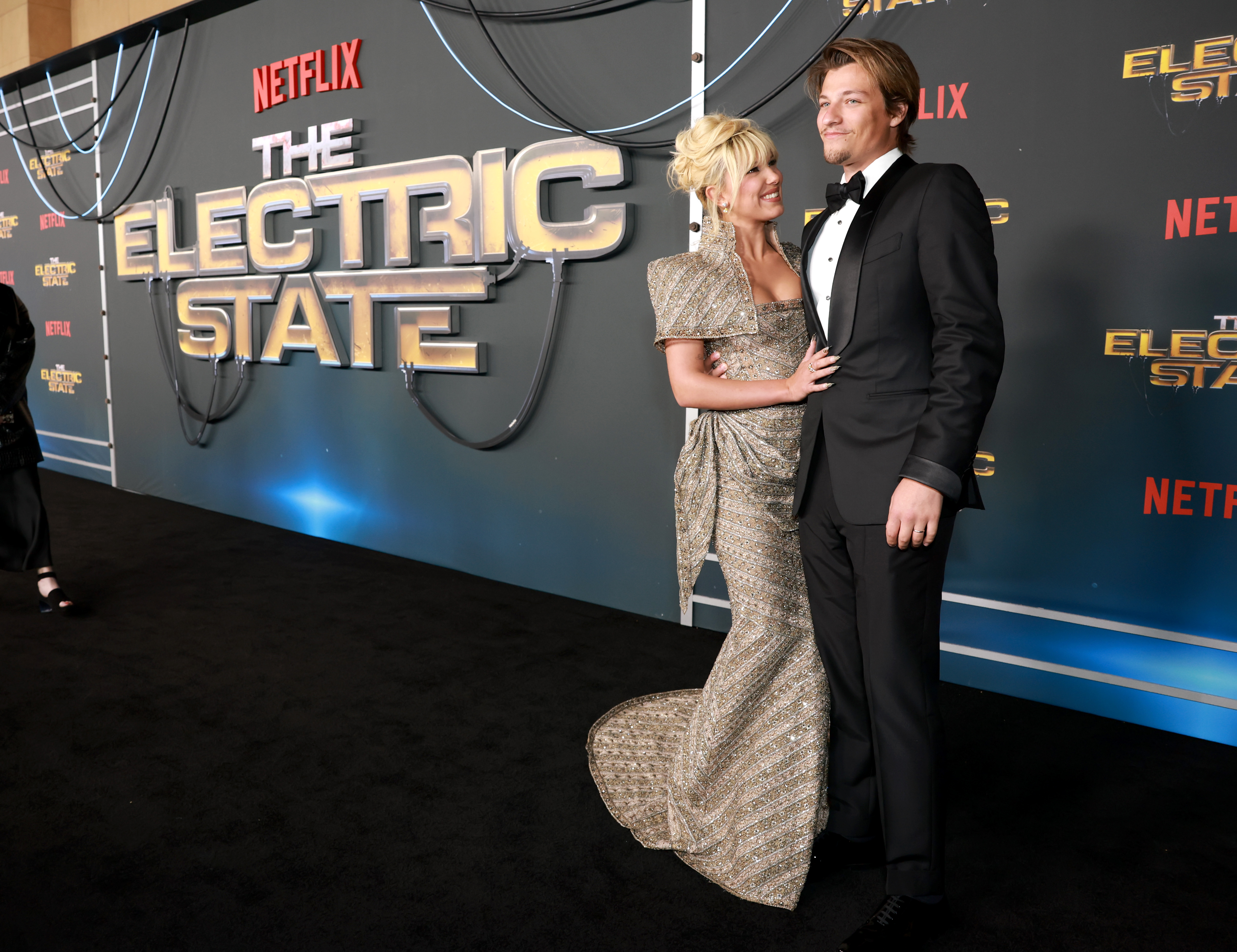  米莉芭比布朗（左）與傑克邦吉歐飛（右）難得以夫妻檔身分一起亮相。（Netflix提供）