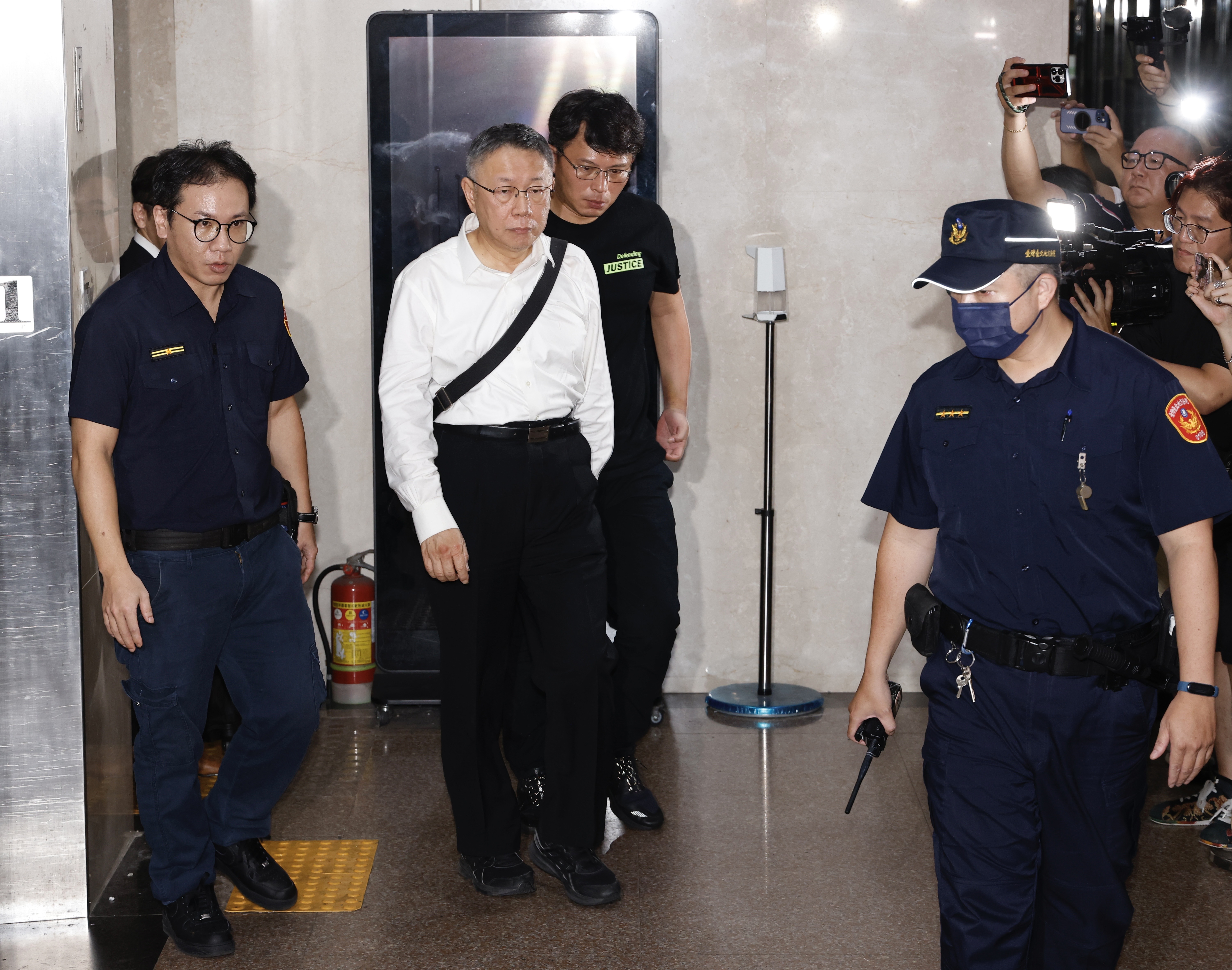 民眾黨主席柯文哲昨獲無保請回,檢察官今抗告至高院。