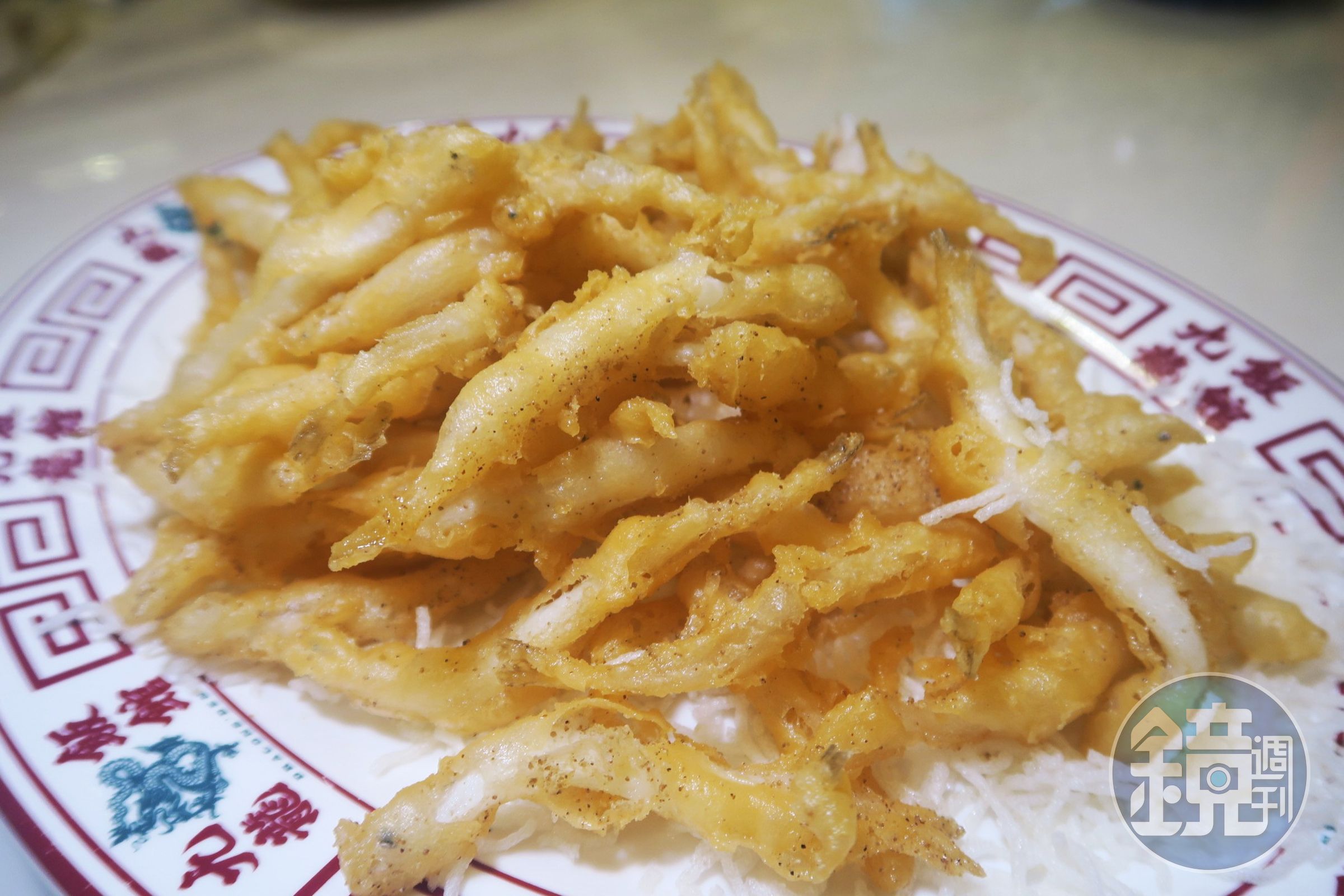 「椒鹽白飯魚」炸得金黃酥脆，毫不油膩，椒鹽調味恰到好處，是絕佳下酒菜。（港幣78元／份，約NT$316）