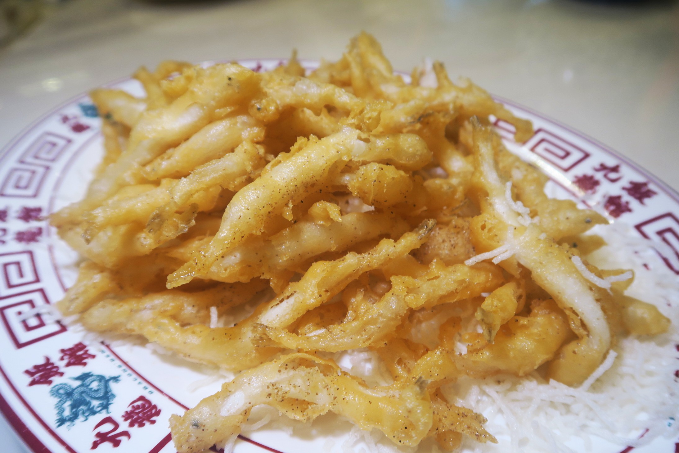 「椒鹽白飯魚」炸得金黃酥脆，毫不油膩，椒鹽調味恰到好處，是絕佳下酒菜。（港幣78元／份，約NT$316）