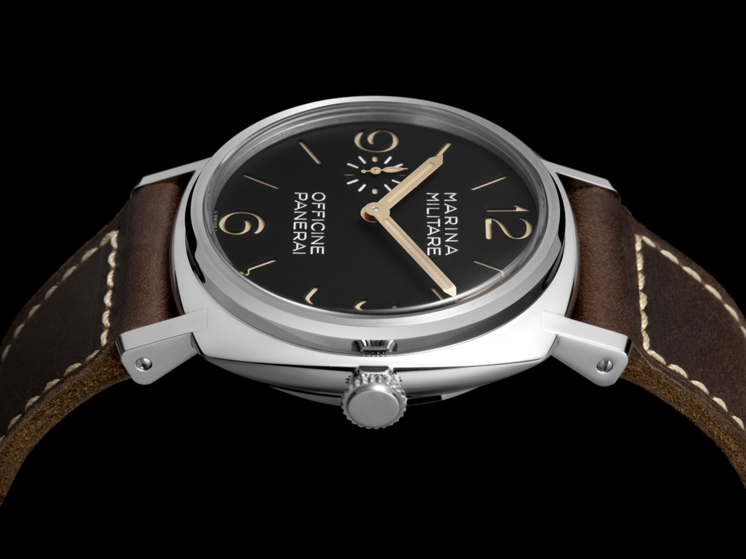 沛納海（PANERAI）發表一款名為Radiomir Guido Panerai & Figlio的孤品腕錶做為慈善拍賣之用。此錶搭載已絕跡的Angelus 240八日動力儲存手上鍊古董機芯，外型取材自1961年推出的型號：transitional Ref.Modified 3646（過渡改良型3646）古董錶款，錶殼更採用鉑金（Platinumtech）材質，全世界僅此一只，獨一無二。