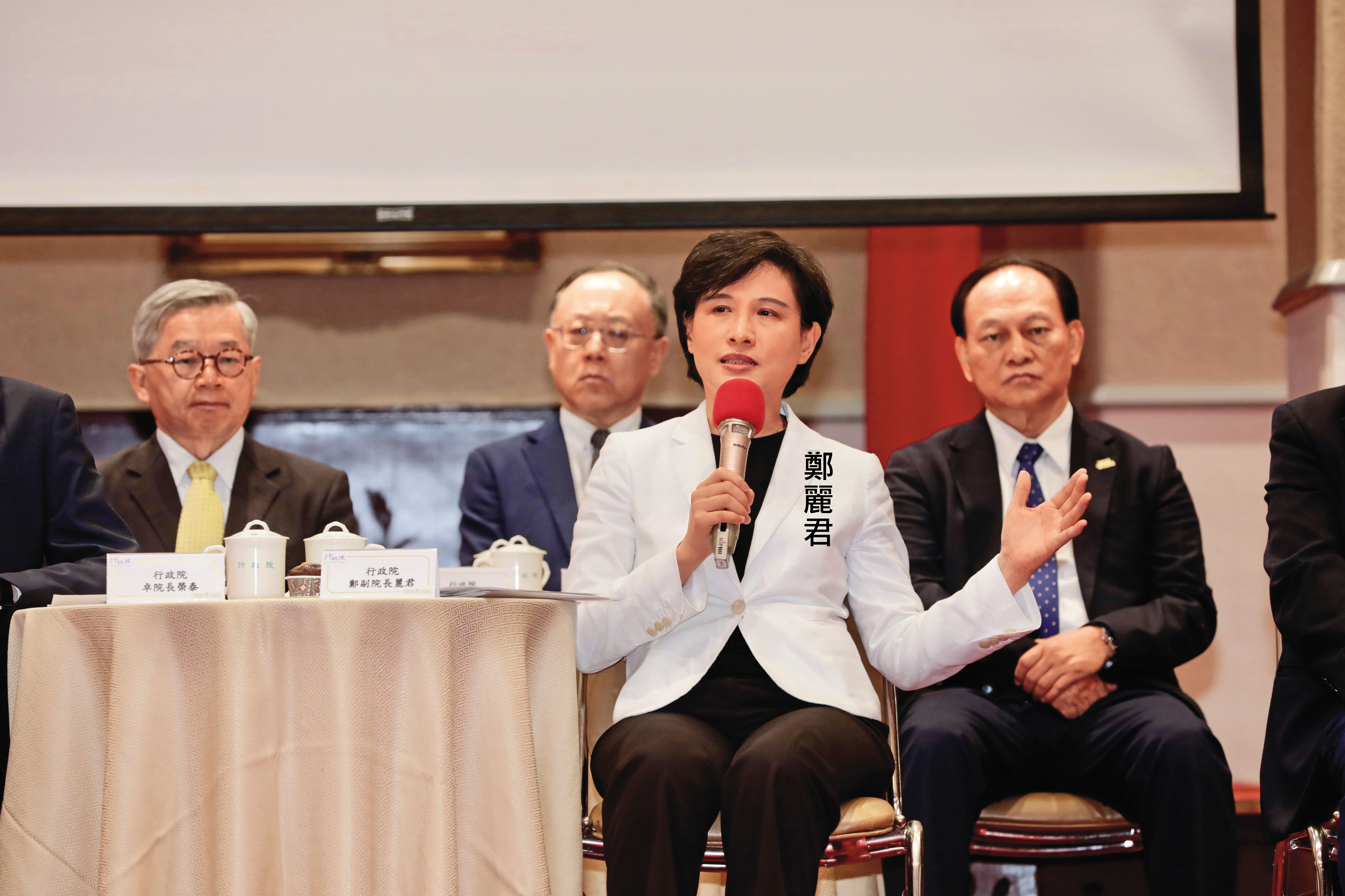 行政院副院長鄭麗君已多次率隊,赴美談判關稅。(鏡報林煒凱)