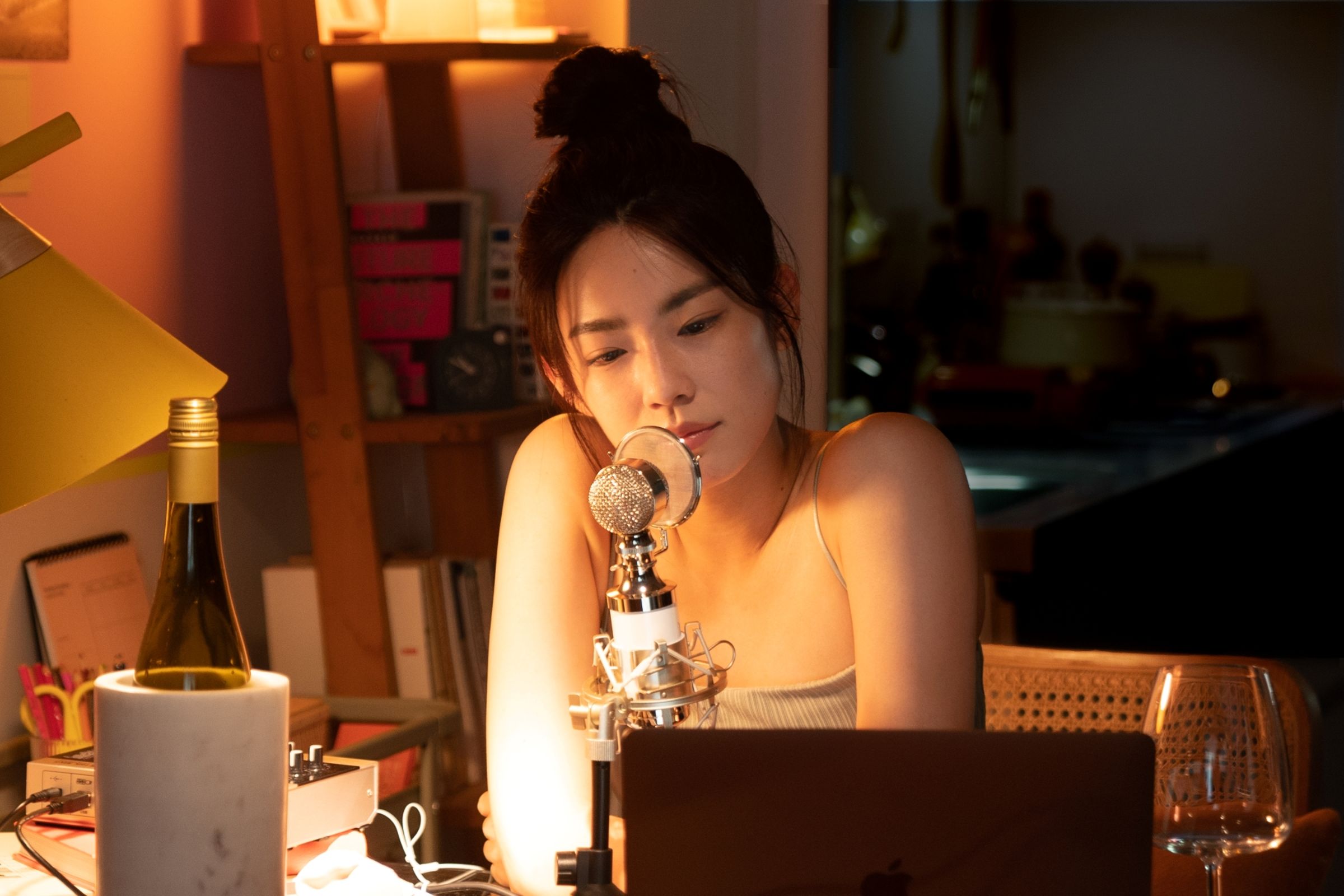 林思宇挑戰背部全裸超大尺度,飾演性愛分離的約跑新女性。(紅杉娛樂提供)
