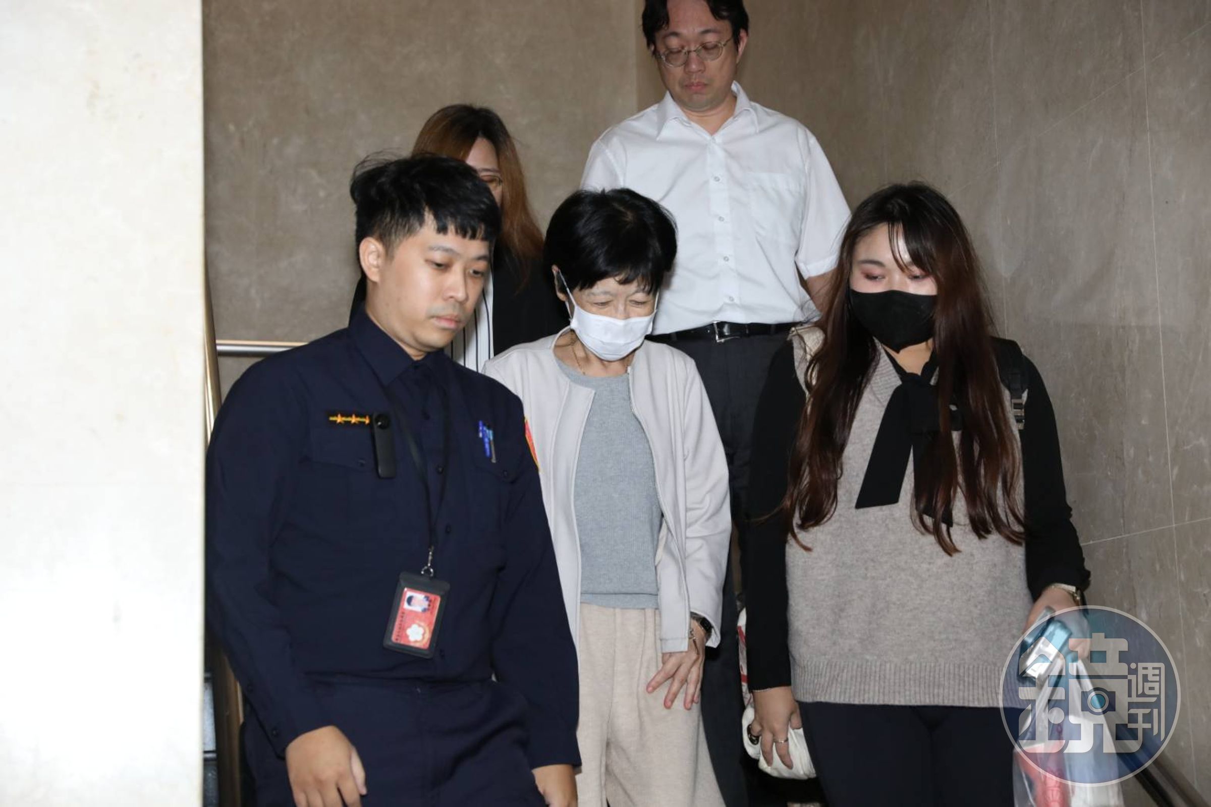 柯文哲妻子陳佩琪三度以證人身分被約談，今晚結束複訊離開北檢。